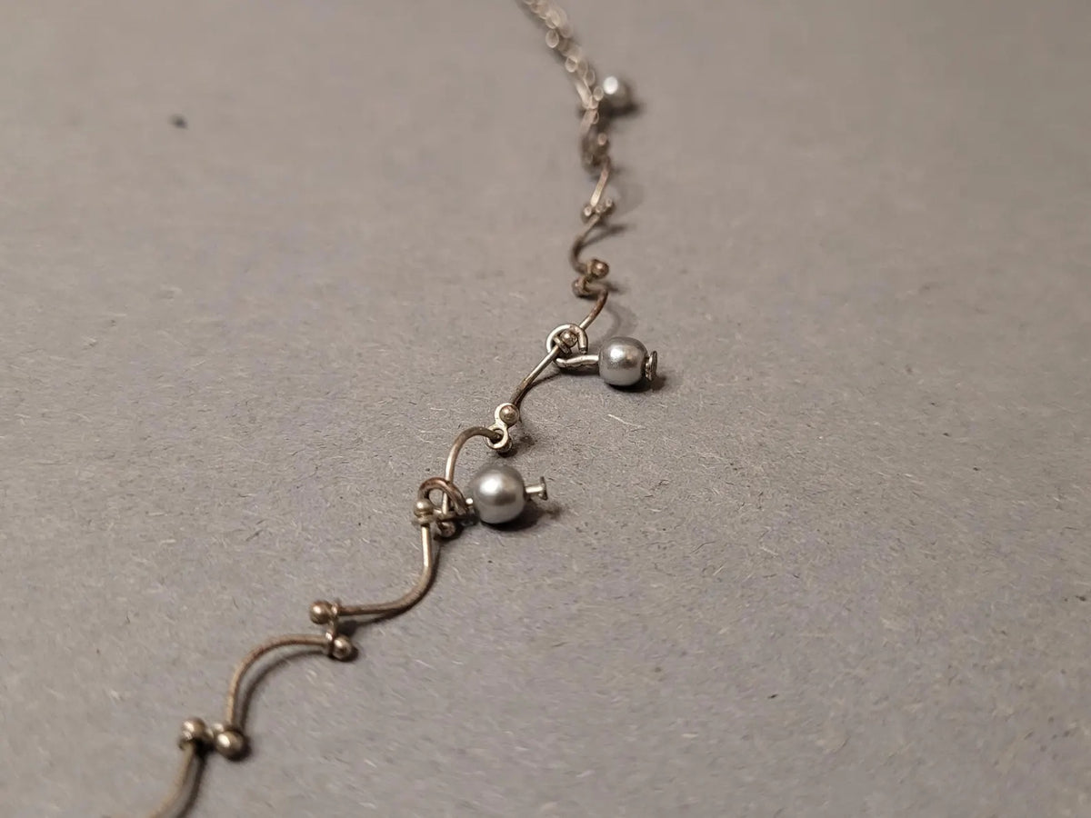 Vintage Wellen-Halskette mit grauen Zierperlen – zarte Gliederkette im Silberton