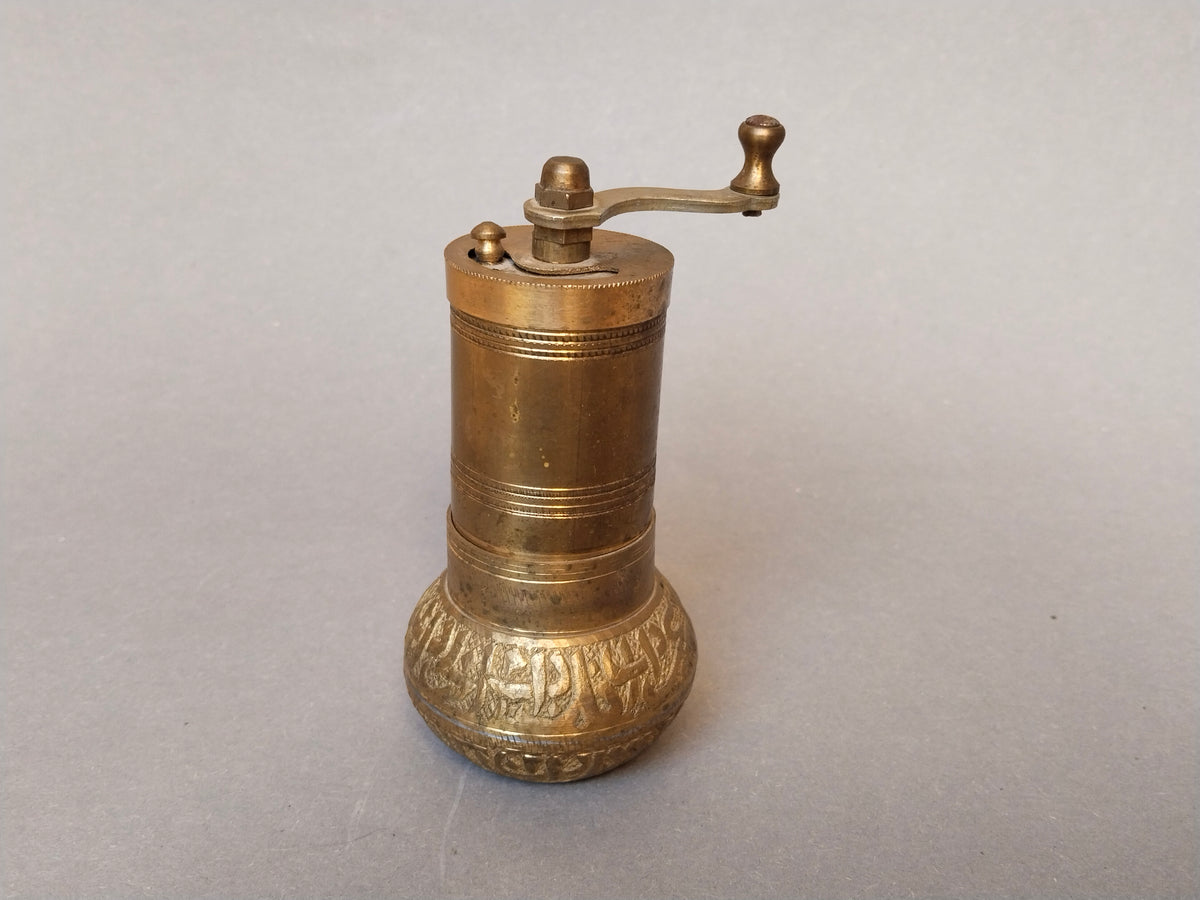 Türkische Messing-Pfeffermühle Vintage, Gesamtansicht mit Kurbel und graviertem Sockel, 11 cm hoch

