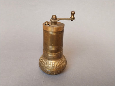 Türkische Messing-Pfeffermühle Vintage, Gesamtansicht mit Kurbel und graviertem Sockel, 11 cm hoch
