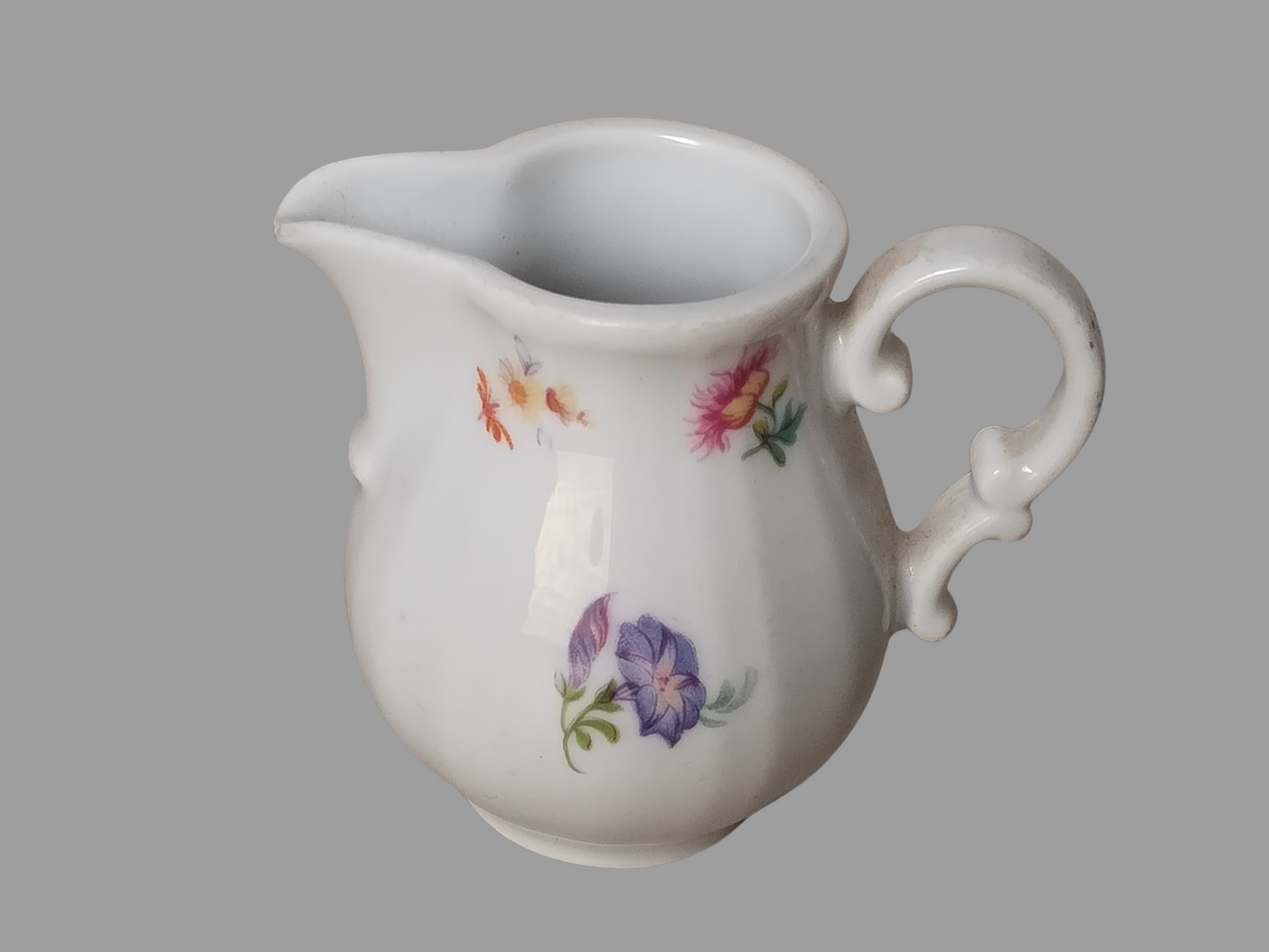 Vintage Milchkännchen aus weißem Porzellan mit bunten Blumenmotiven von Schönwald Germany