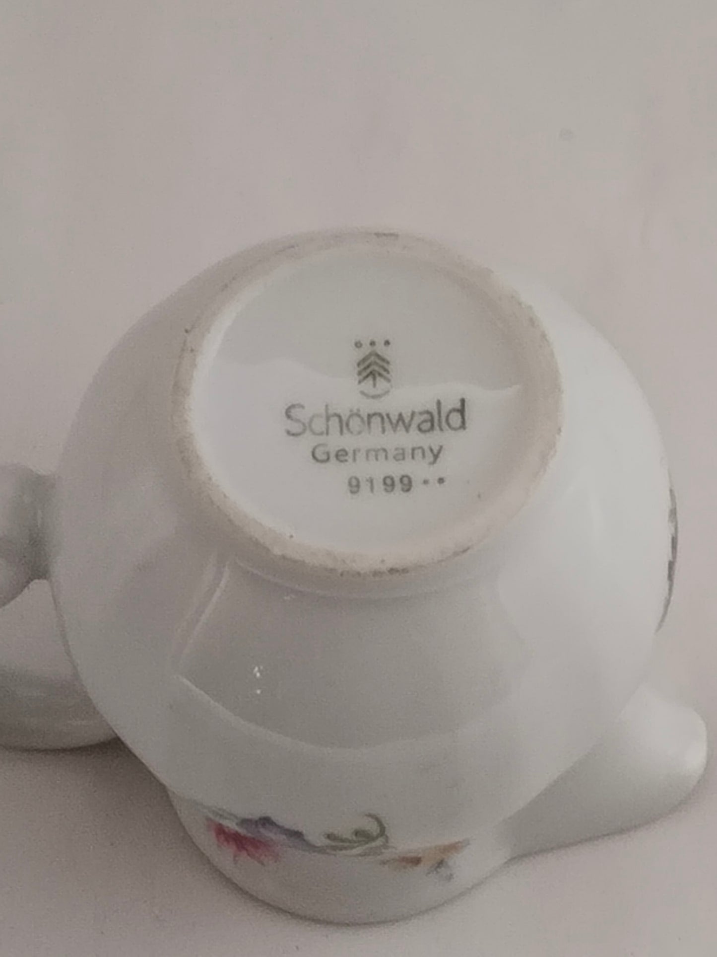 Bodenmarke eines Milchkännchens mit dem Logo Schönwald Germany, Tannenbaum-Symbol und Nummer 9199.