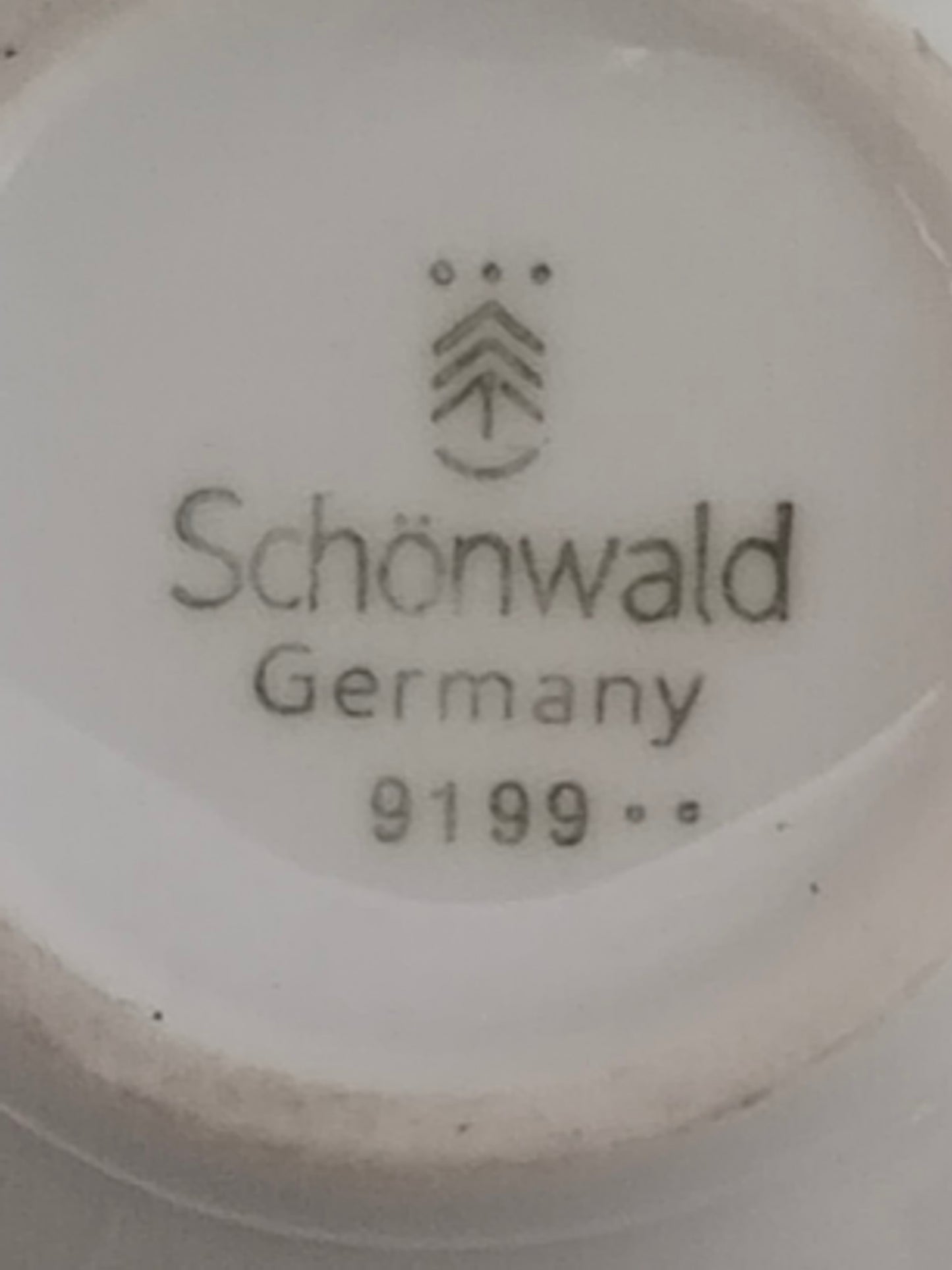 Bodenmarke eines Milchkännchens mit dem Logo Schönwald Germany, Tannenbaum-Symbol und Nummer 9199.