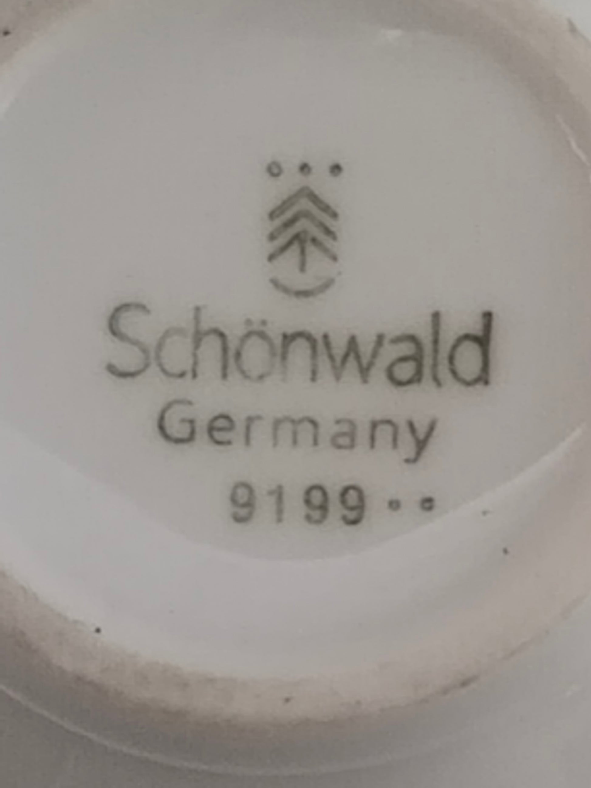 Bodenmarke eines Milchkännchens mit dem Logo Schönwald Germany, Tannenbaum-Symbol und Nummer 9199.