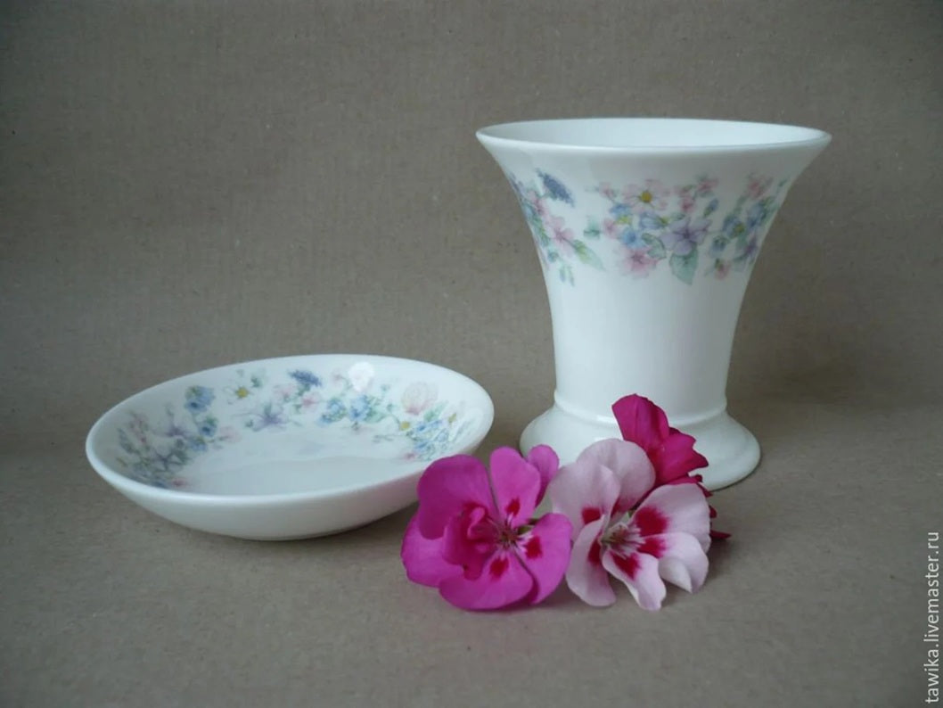 Set aus Wedgwood Porzellanvase und passendem Zierteller, dekoriert mit zarten Wildblumen-Girlanden.