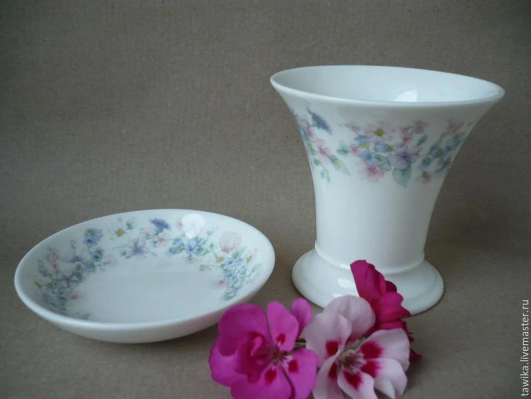 Detailaufnahme der Miniatur-Vase und des Tellers aus englischem Bone China vor neutralem Hintergrund