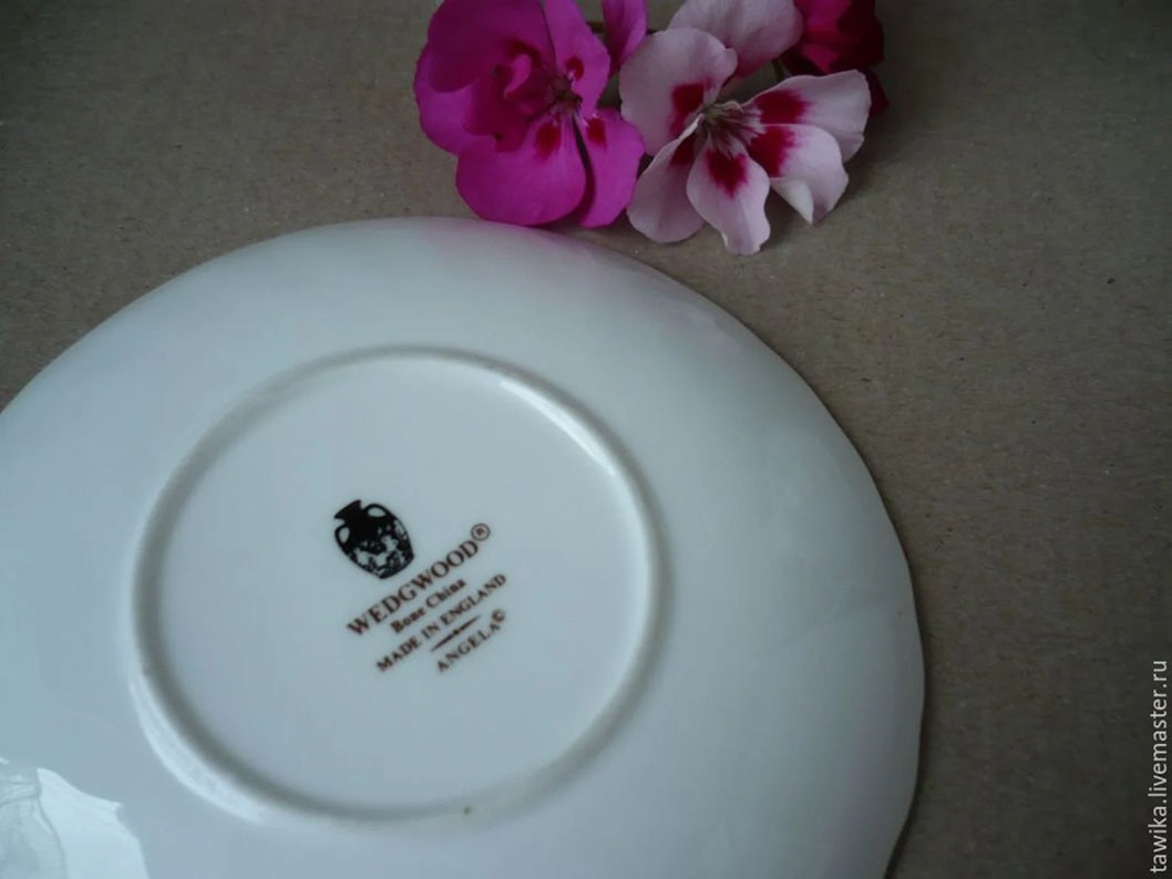 Unterseite des Wedgwood Tellers mit dem Logo-Stempel „Wedgwood, Bone China, Made in England, Angela“