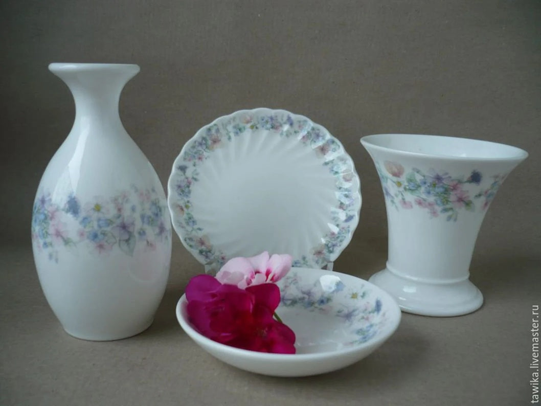 Arrangement verschiedener Wedgwood Porzellanobjekte der Angela-Serie zur Veranschaulichung der Formenvielfalt