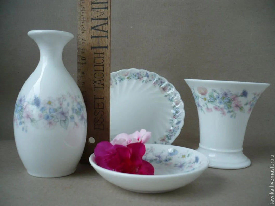 Größenvergleich der Wedgwood Vasen und des Tellers mit einem Holzlineal, das eine Höhe von ca. 9 cm anzeigt.
