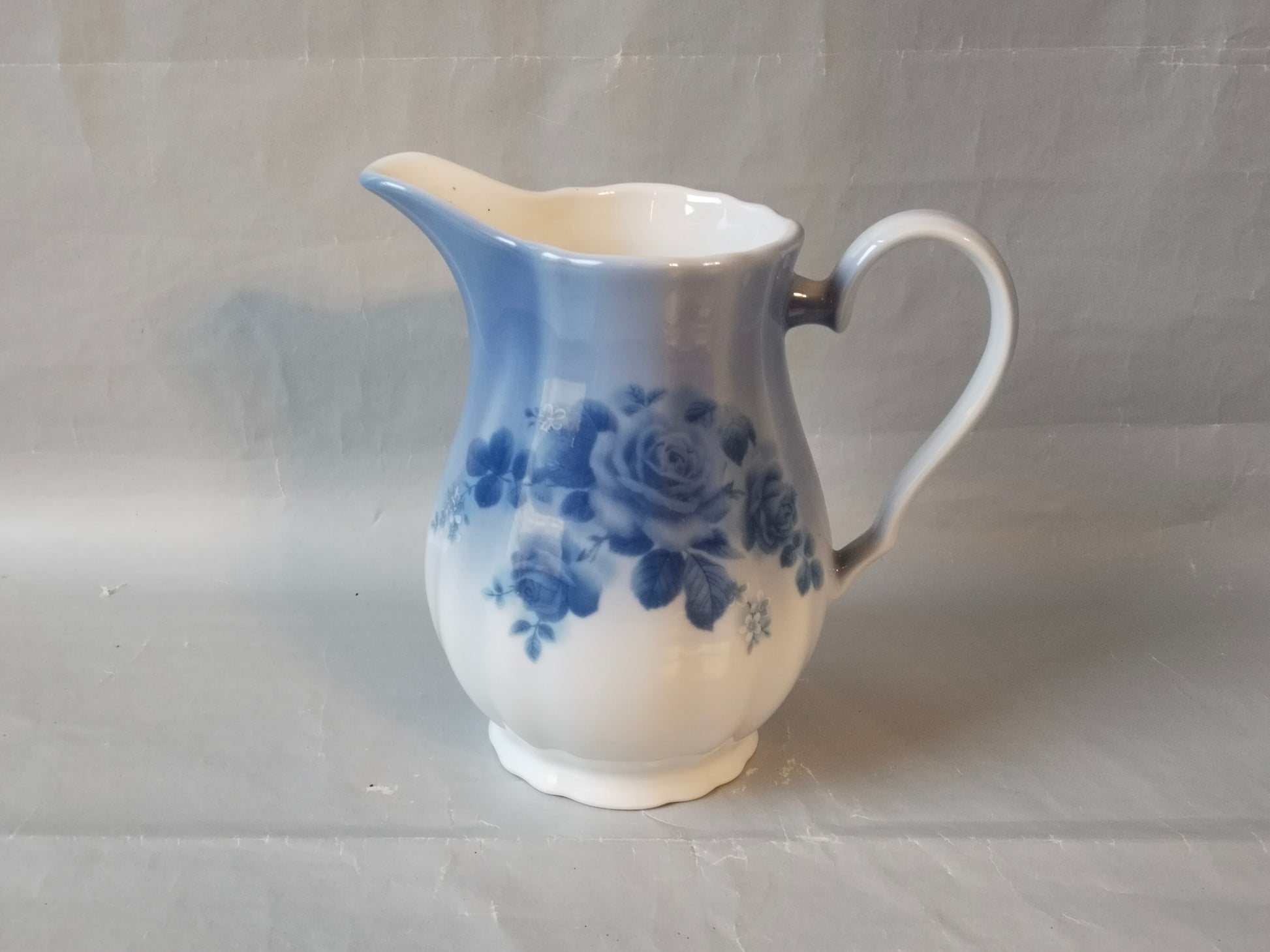 Schwedisches Milchkännchen von Fyrklövern mit blauem Rosenmuster.