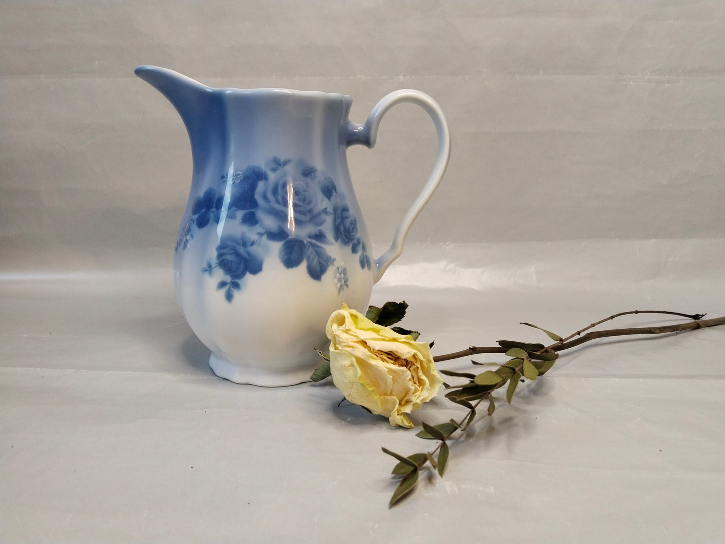 Schwedisches Milchkännchen von Fyrklövern mit gelber Rose