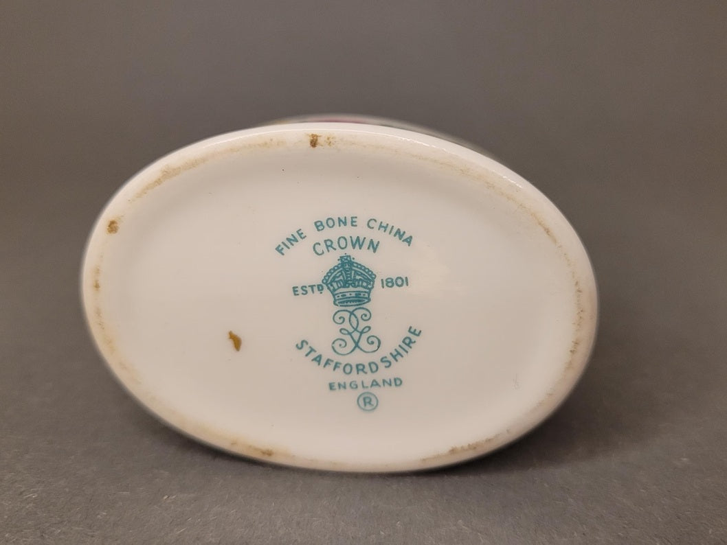 Nahaufnahme der Bodenmarke „Fine Bone China Crown Staffordshire England est. 1801“.