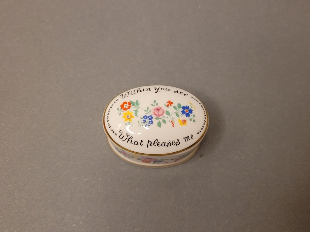Draufsicht auf den Deckel mit der Inschrift „Within you see what pleases me“ und floralen Motiven.