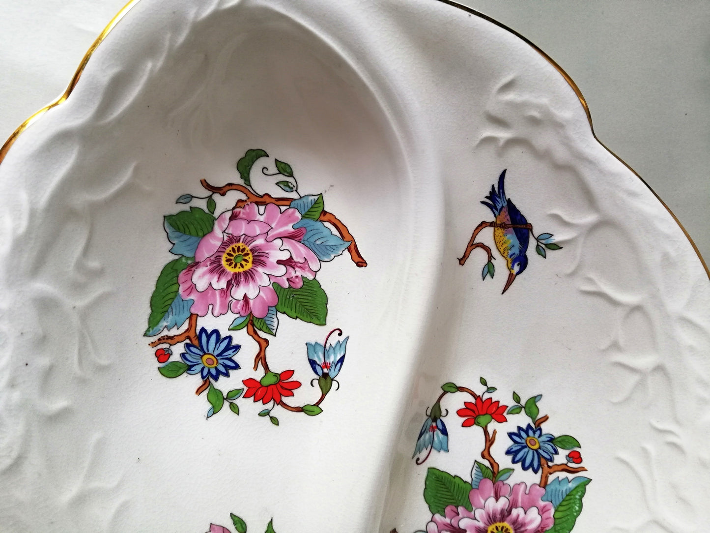 Detailansicht reliefartiges Blumenmuster Innenrand Aynsley Porzellanschale