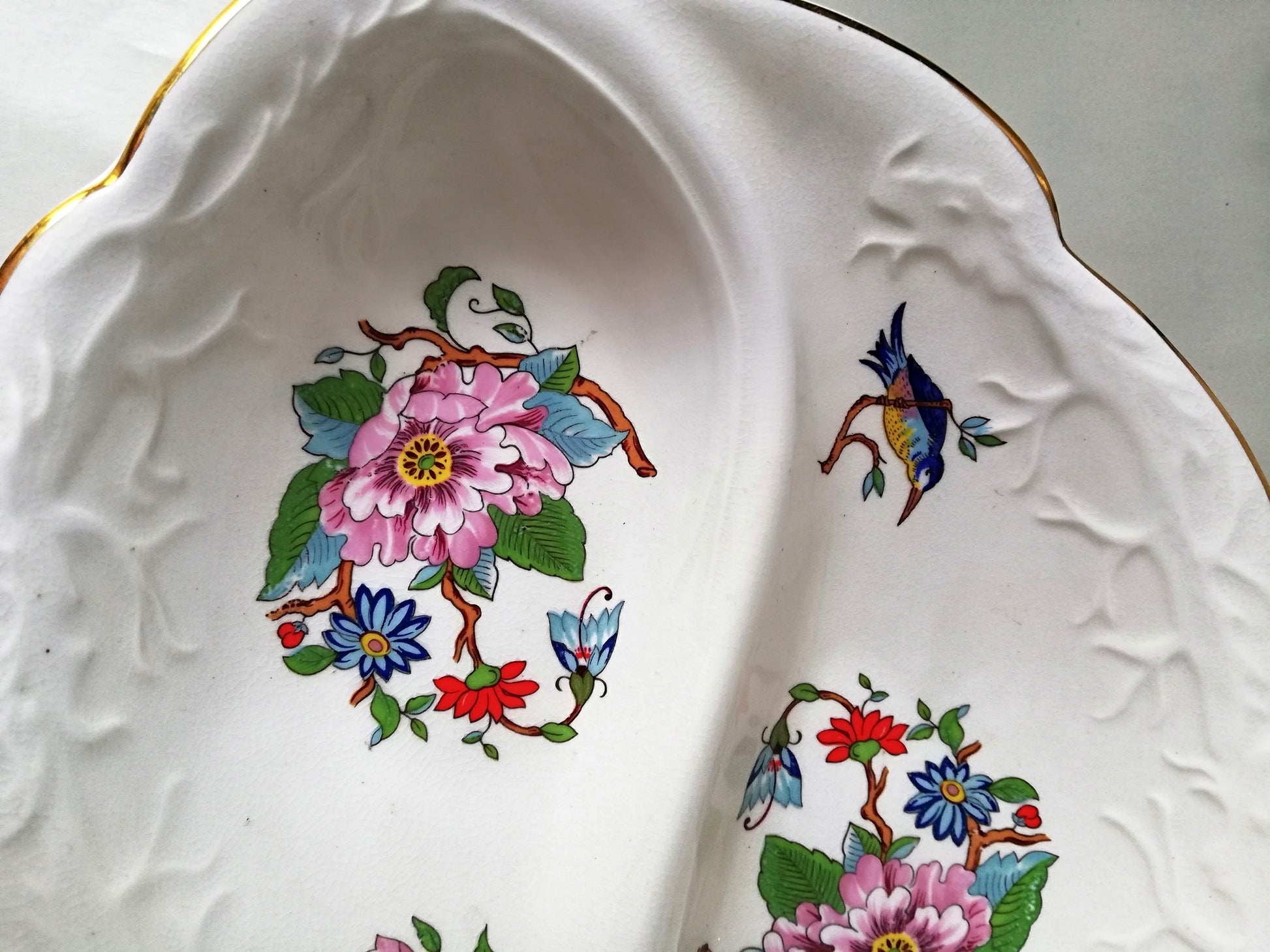 Detailansicht reliefartiges Blumenmuster Innenrand Aynsley Porzellanschale