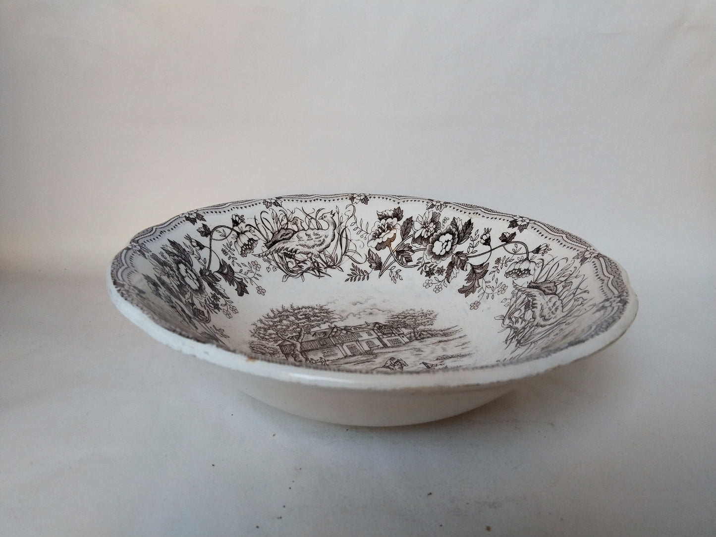 Vintage Ironstone Schüssel mit braunem Transferdruck, Seitenansicht – englisches Herrenhaus-Motiv, Wellenkragen, 1981
