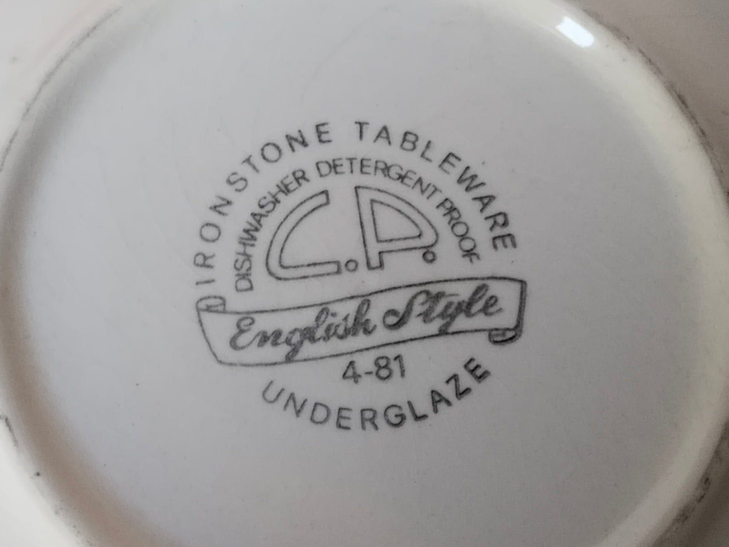 Nahaufnahme Bodenstempel – „Ironstone Tableware · C.P. · English Style · 4-81 · Underglaze", Produktionsdatum April 1981
