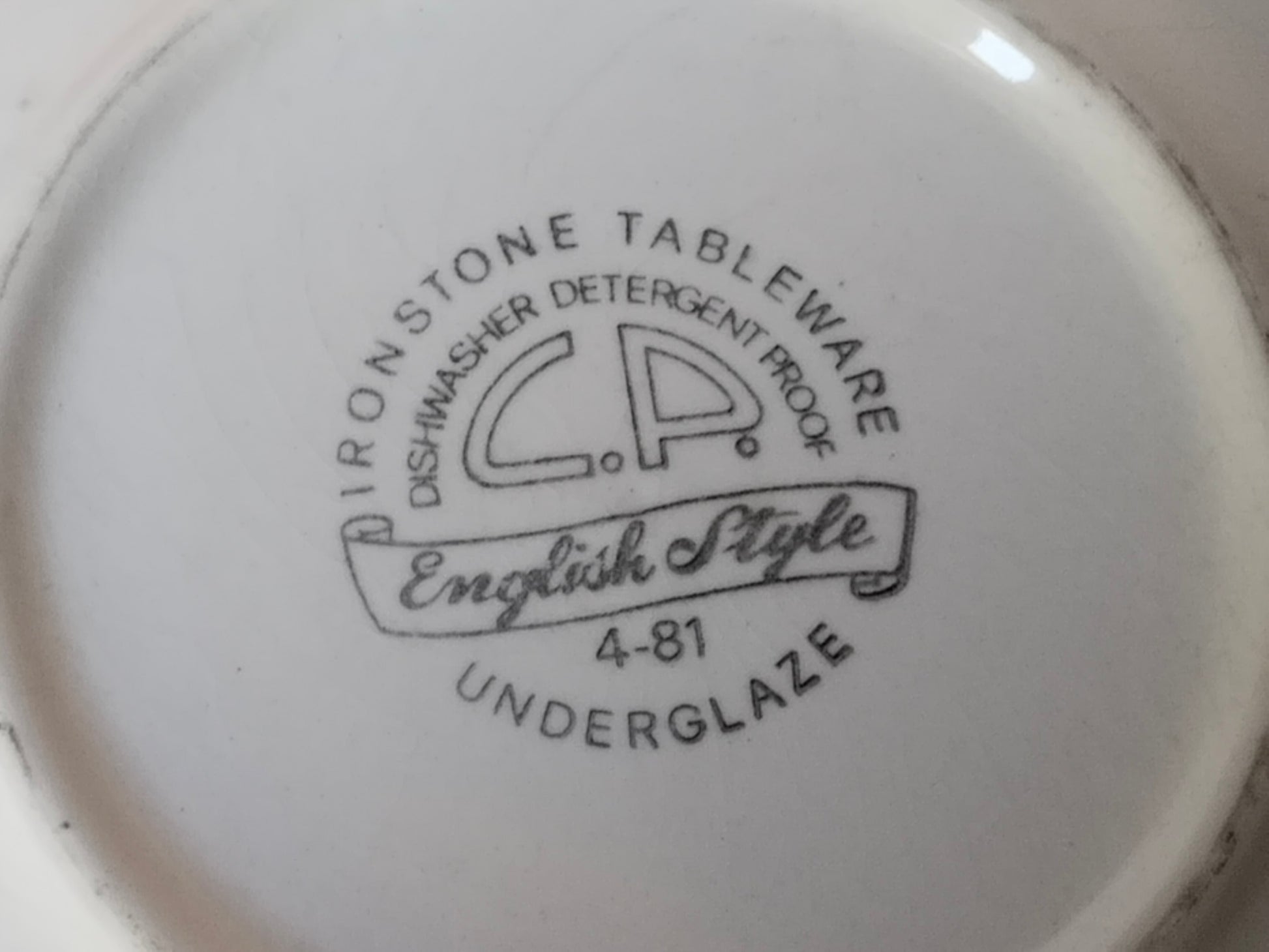 Nahaufnahme Bodenstempel – „Ironstone Tableware · C.P. · English Style · 4-81 · Underglaze", Produktionsdatum April 1981
