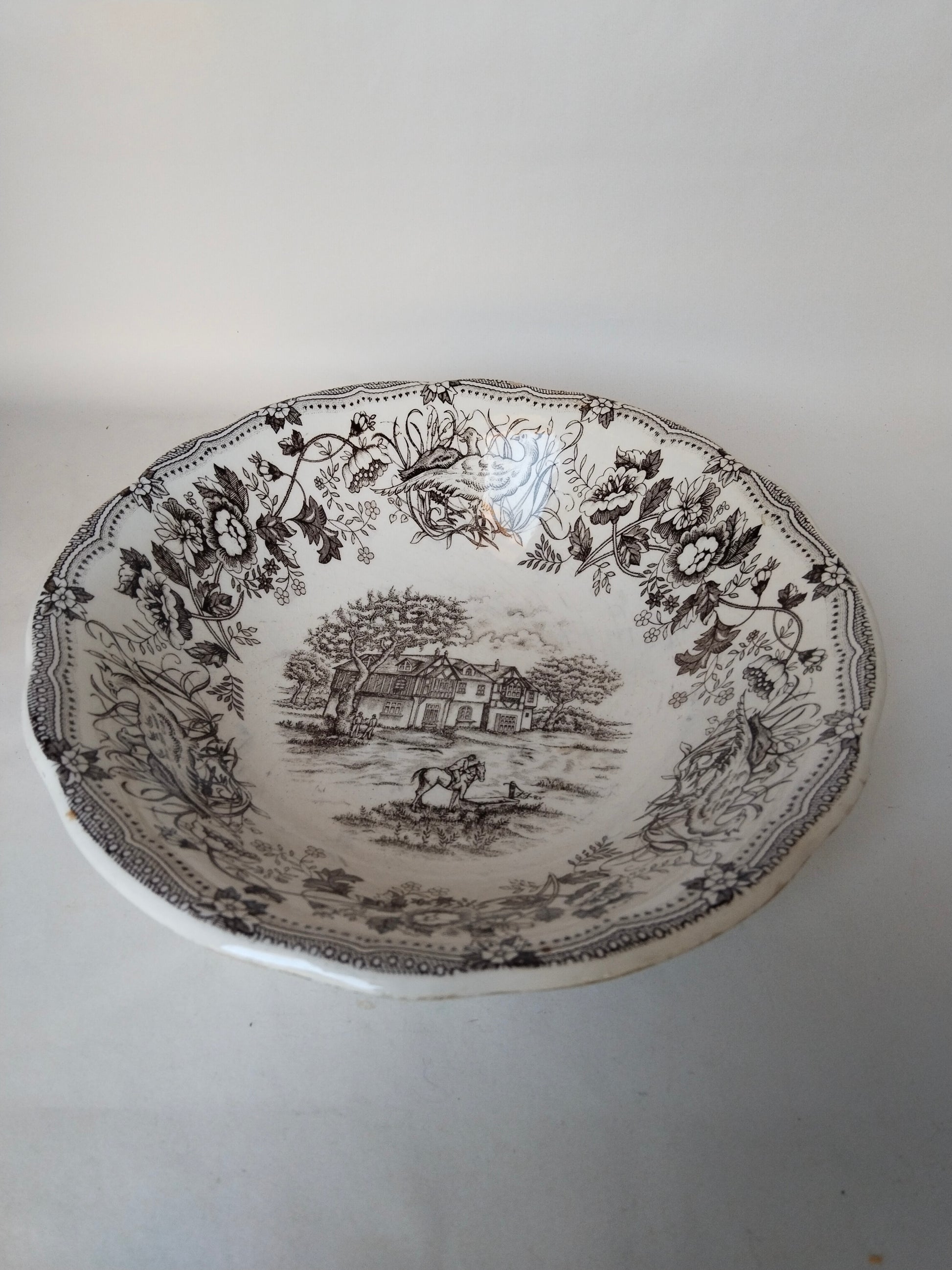 Ironstone Schüssel von oben – vollständiges Tudor-Herrenhaus- und Reitermotiv sichtbar, braune Unterglasur Transferware Vintage
