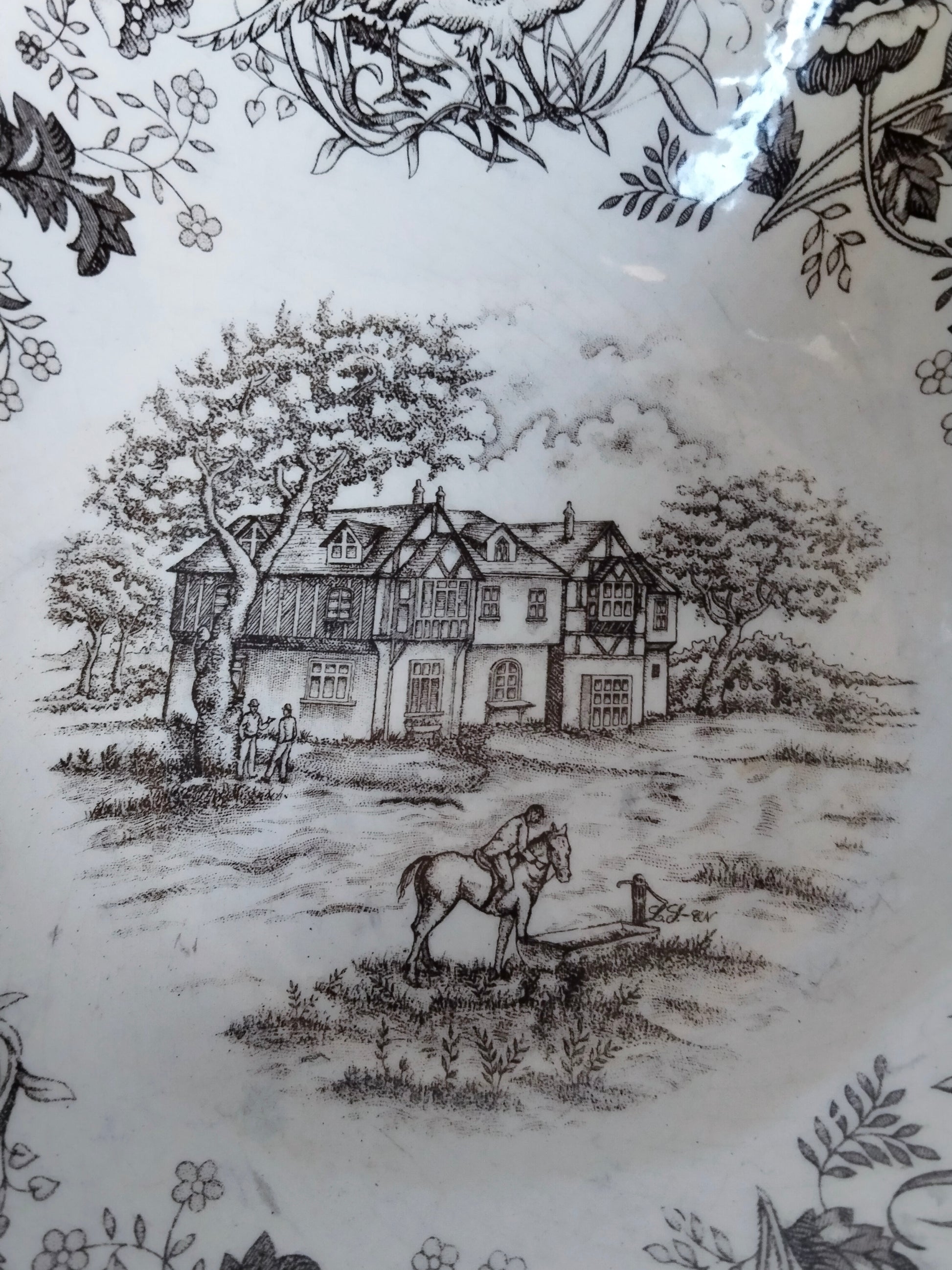 Detailaufnahme Zentralmotiv – Tudor-Herrenhaus, Reiter am Tränktrog, zwei Figuren, Sepia-Braundekor Ironstone
