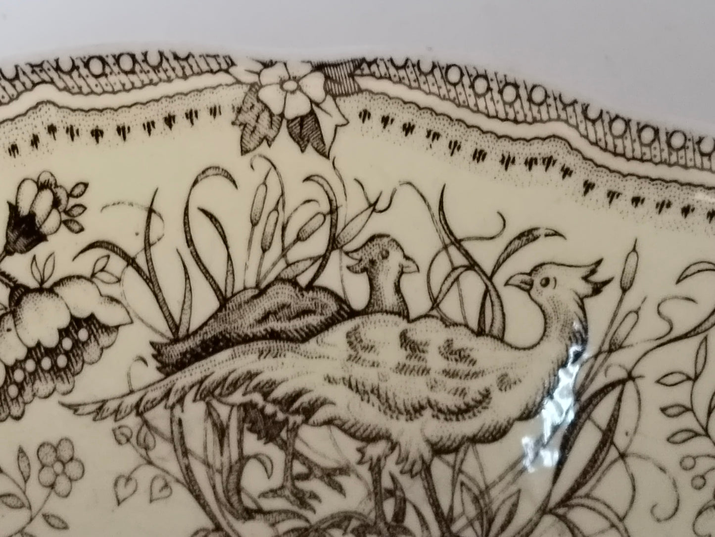 Detailaufnahme Fasanen-Motiv – Fasan mit Küken im Schilf, Rand-Dekor braune Transferware, Ironstone Vintage Schüssel
