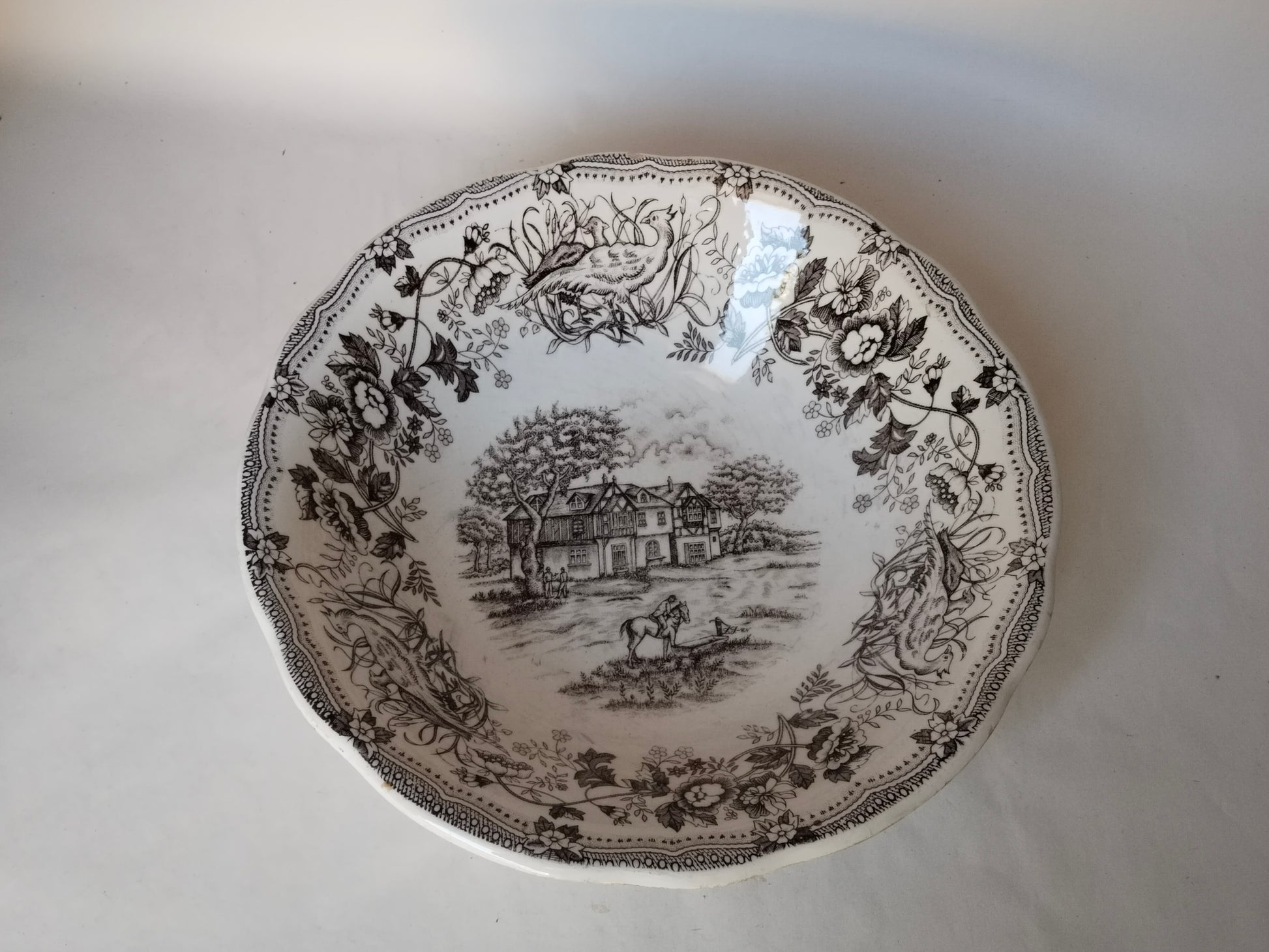 Ironstone Schüssel Draufsicht – Gesamtdekor mit Herrenhaus, Vögeln und Blumenbordüre, braune Transferware 1981

