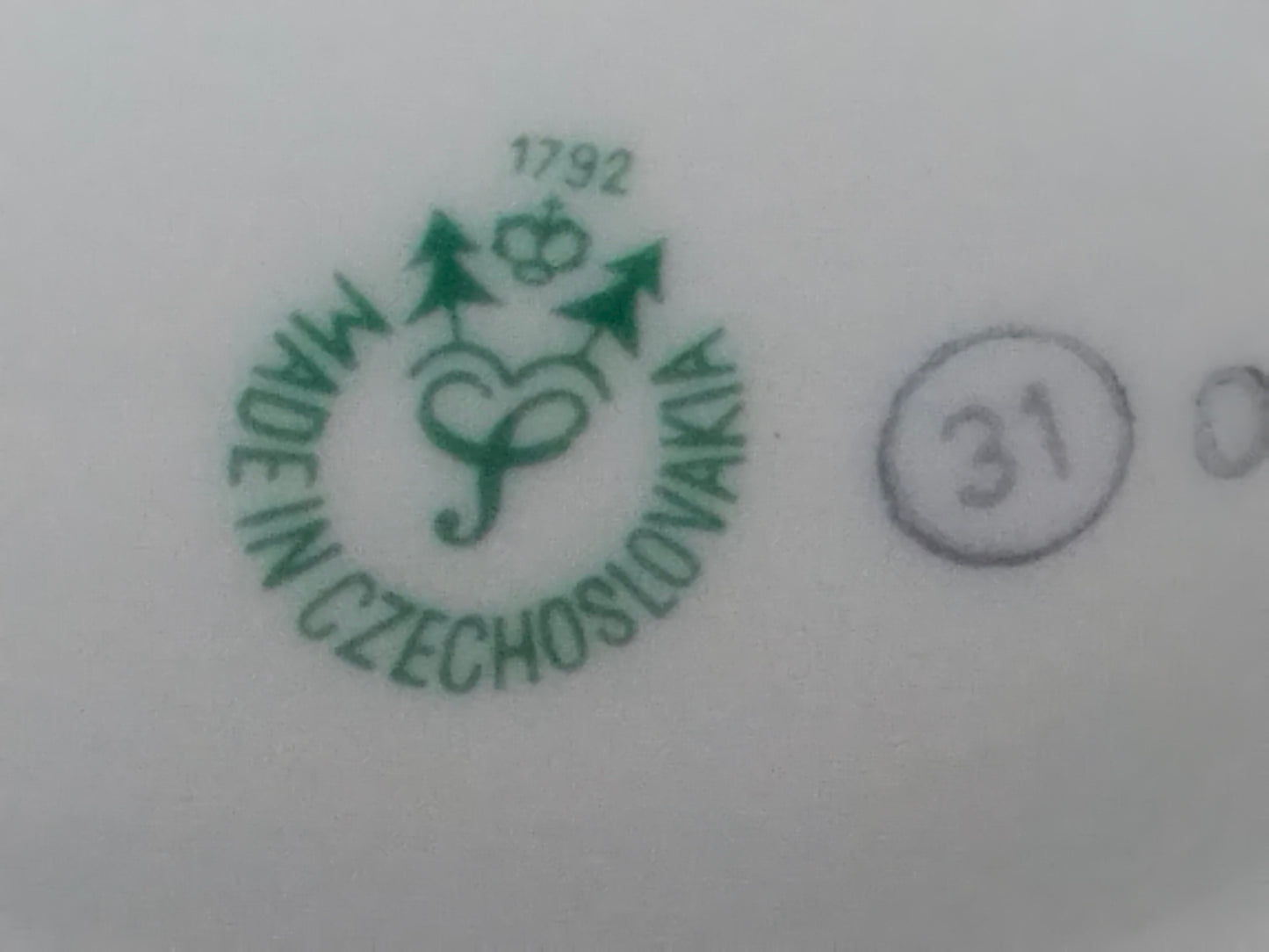 Nahaufnahme Herstellerstempel, 1792 Slavkov Manufaktur Tschechoslowakei grün