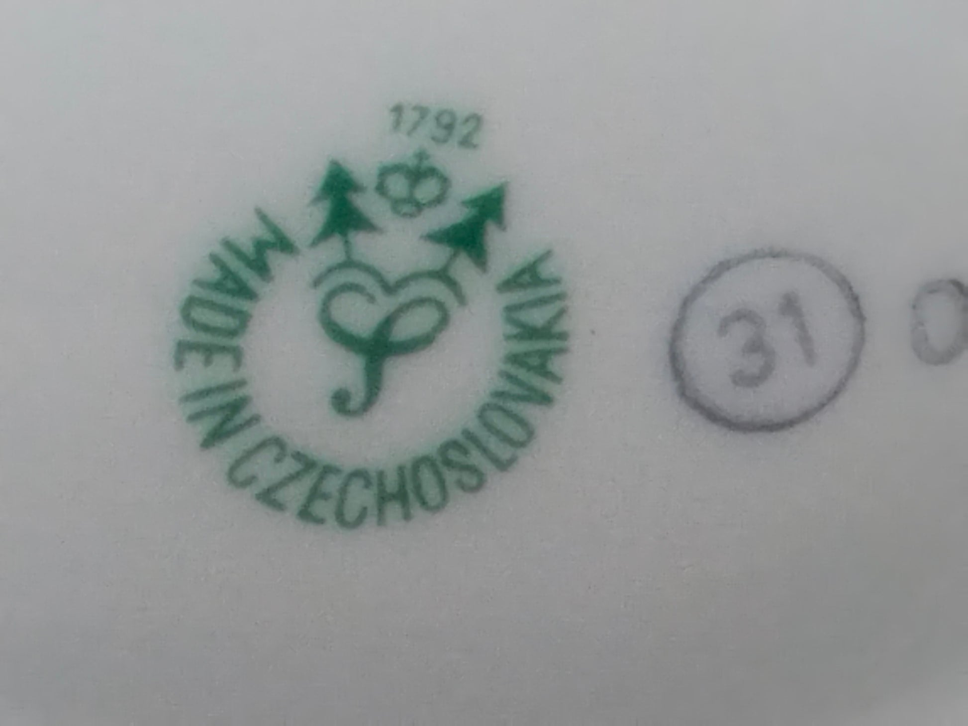 Nahaufnahme Herstellerstempel, 1792 Slavkov Manufaktur Tschechoslowakei grün