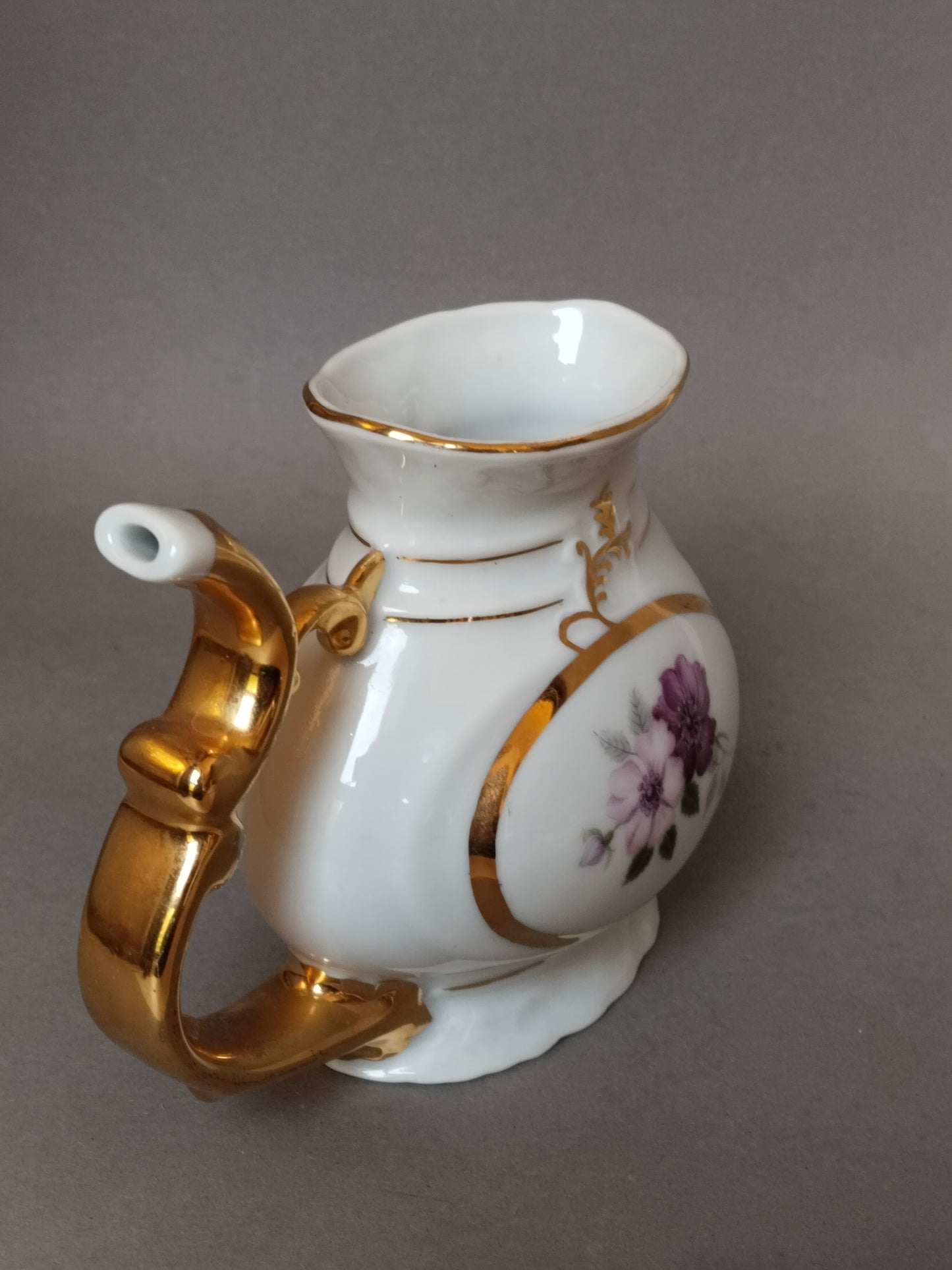 Kurkanne Seitenansicht rechts, Goldhenkel Detail, Trinknippel Nahaufnahme