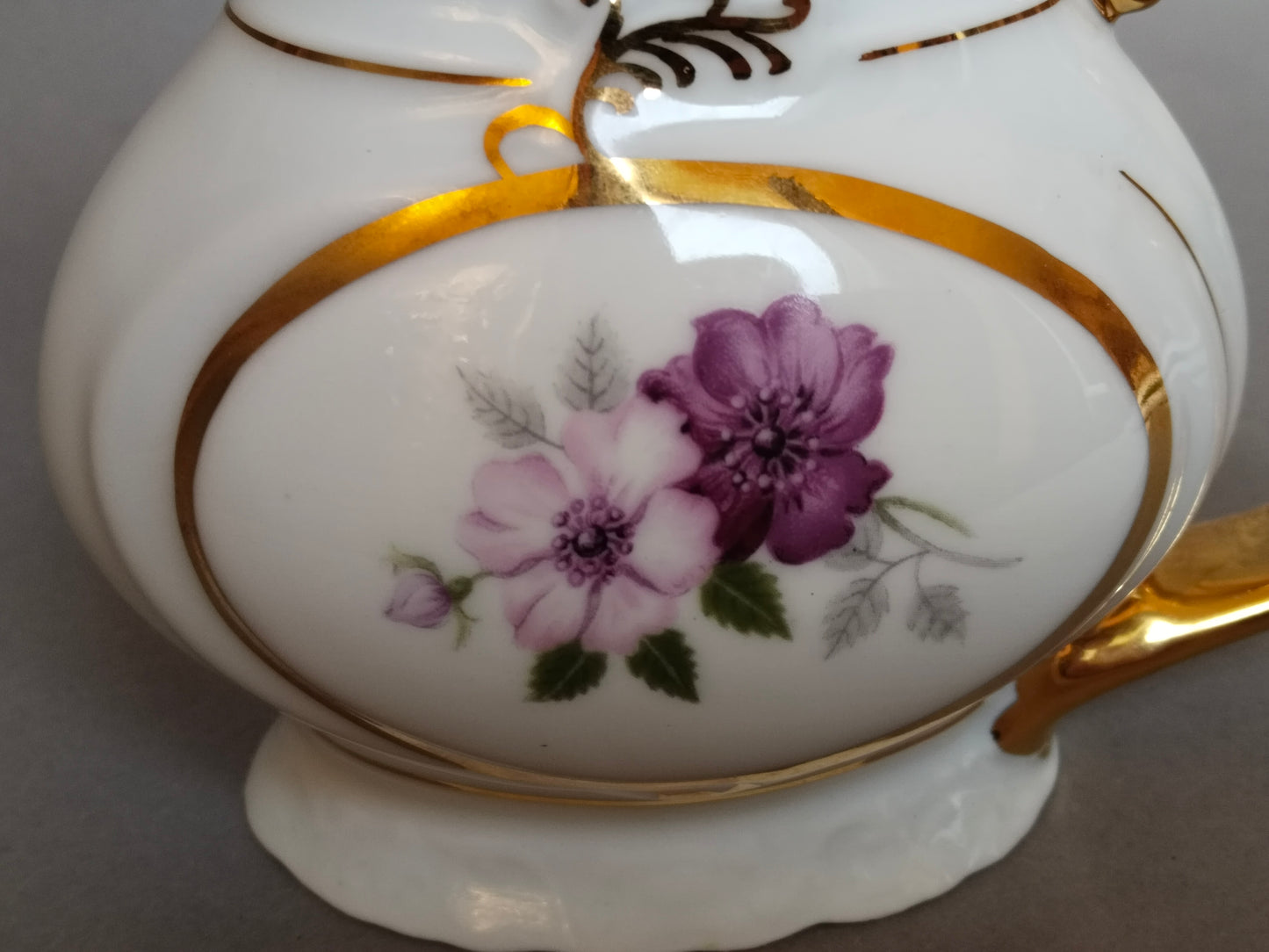 Nahaufnahme Blumenmedaillon, handgemalte Anemonen lila rosa, Goldrahmen oval