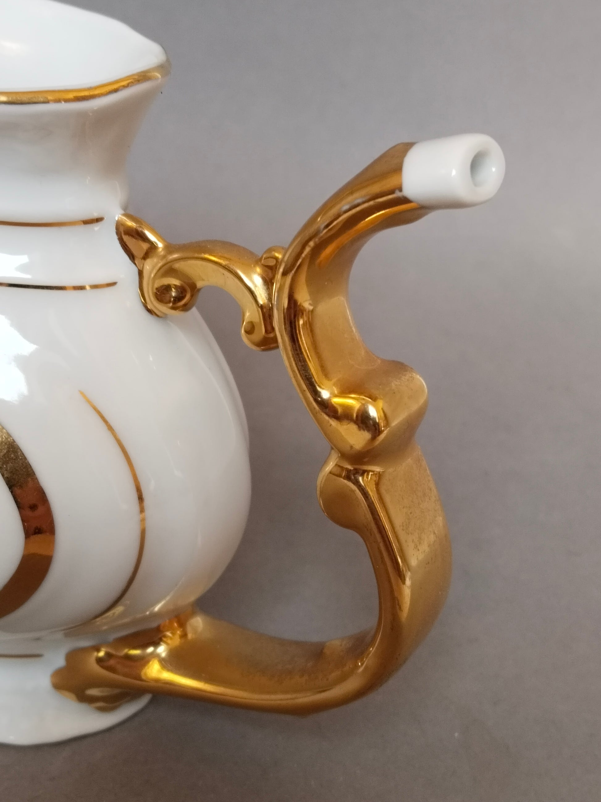 Nahaufnahme Goldhenkel Struktur, barocke Henkelform, Trinknippel Detail