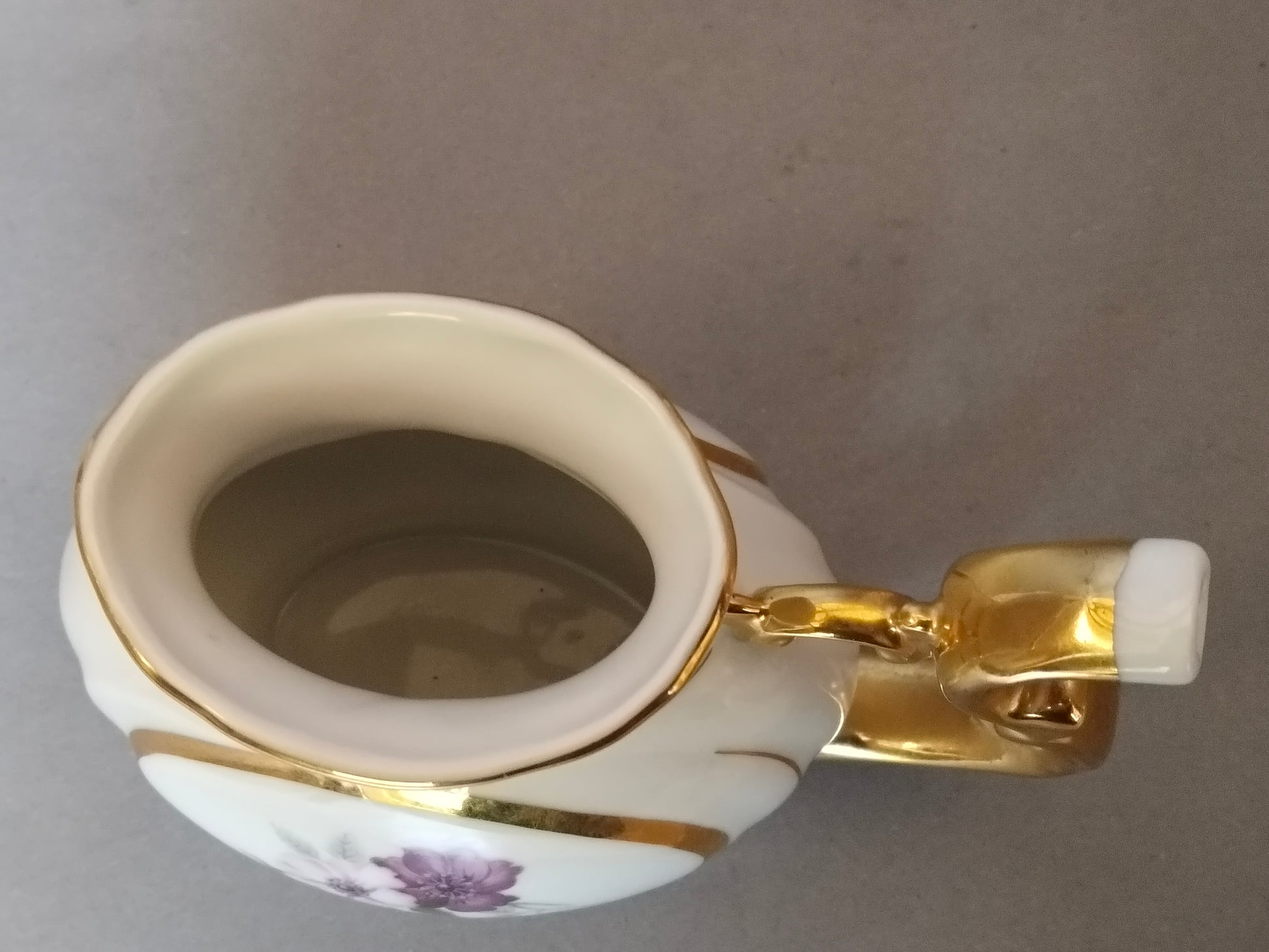 Draufsicht schräg, Öffnung und Goldhenkel von oben, ovale Form erkennbar