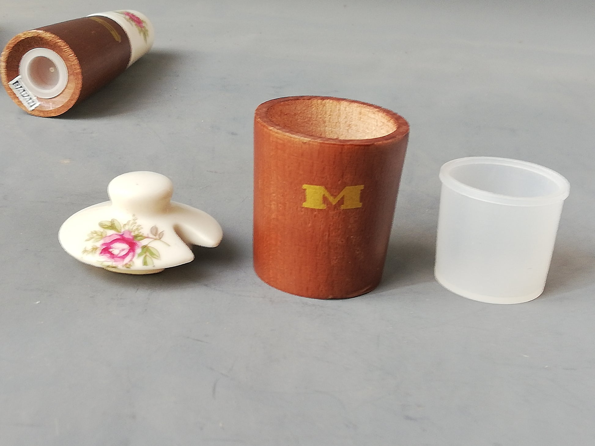 Vintage Salatbesteck Set. Senf-Behälter zerlegt in Porzellandeckel, Holz-Korpus und Plastikeinlage