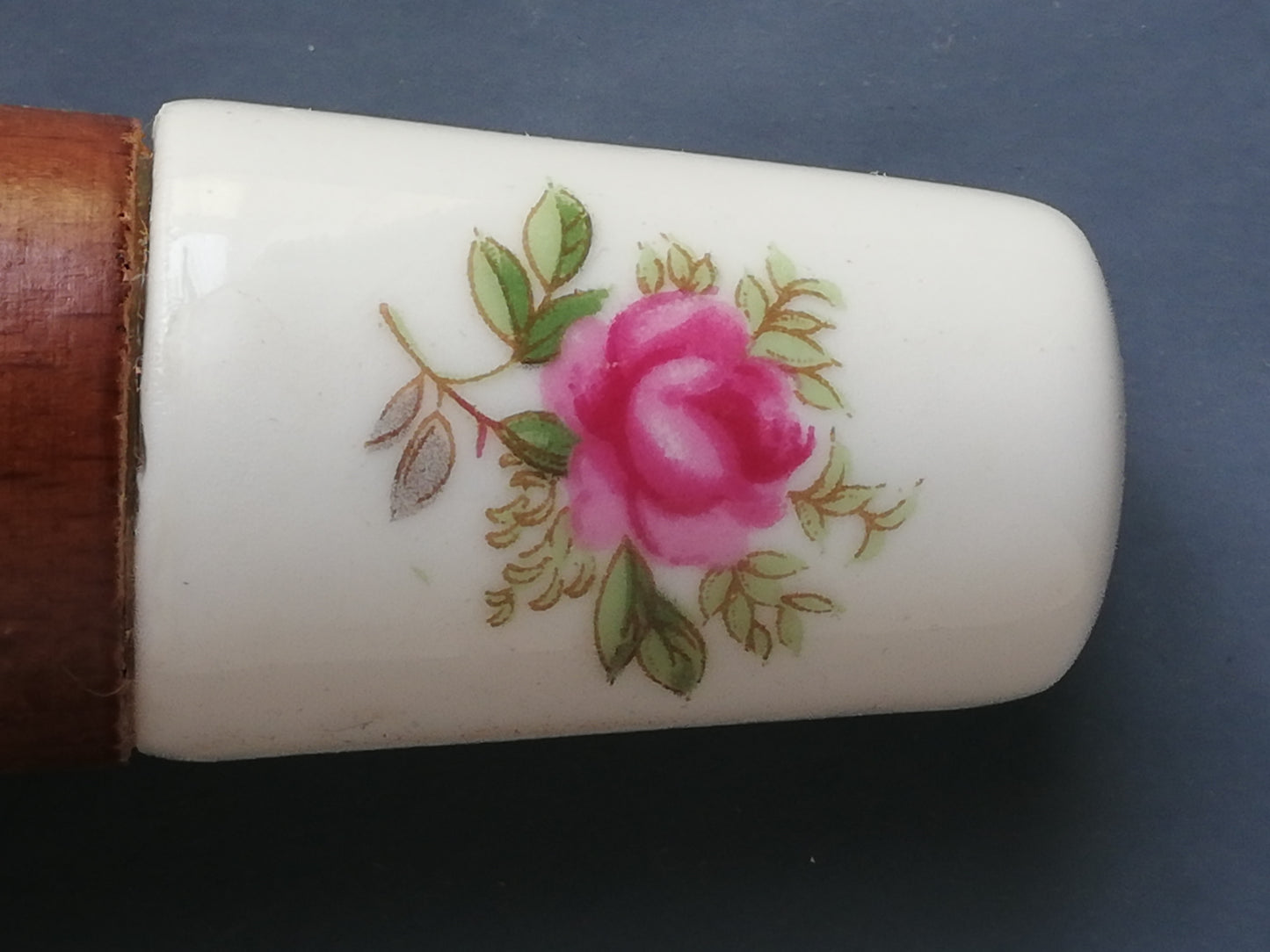 Vintage Salatbesteck Set. Nahaufnahme des rosengeschmückten Porzellandeckels von Salz