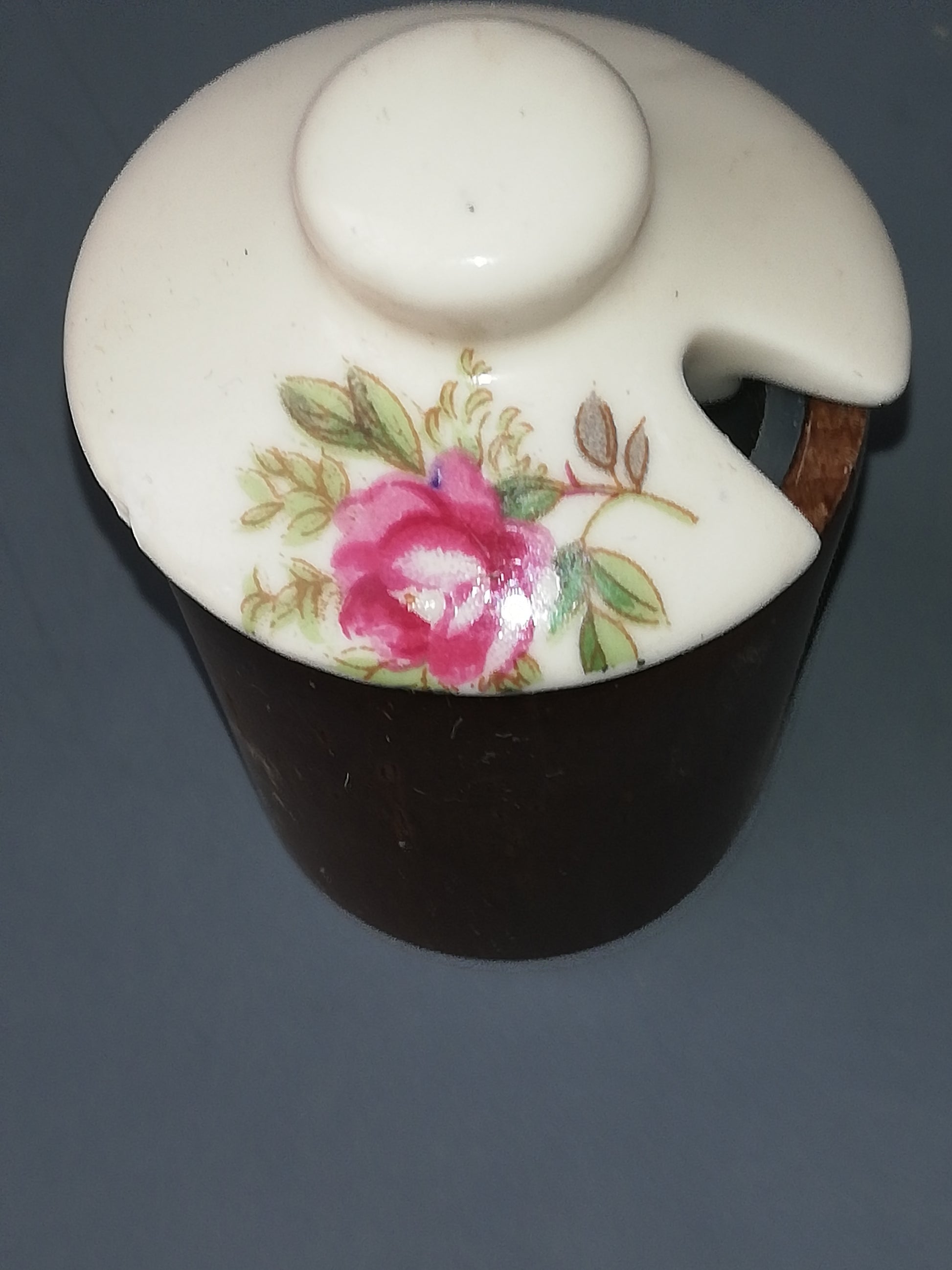 Vintage Salatbesteck Set. Senf-Behaälter von oben photographiert