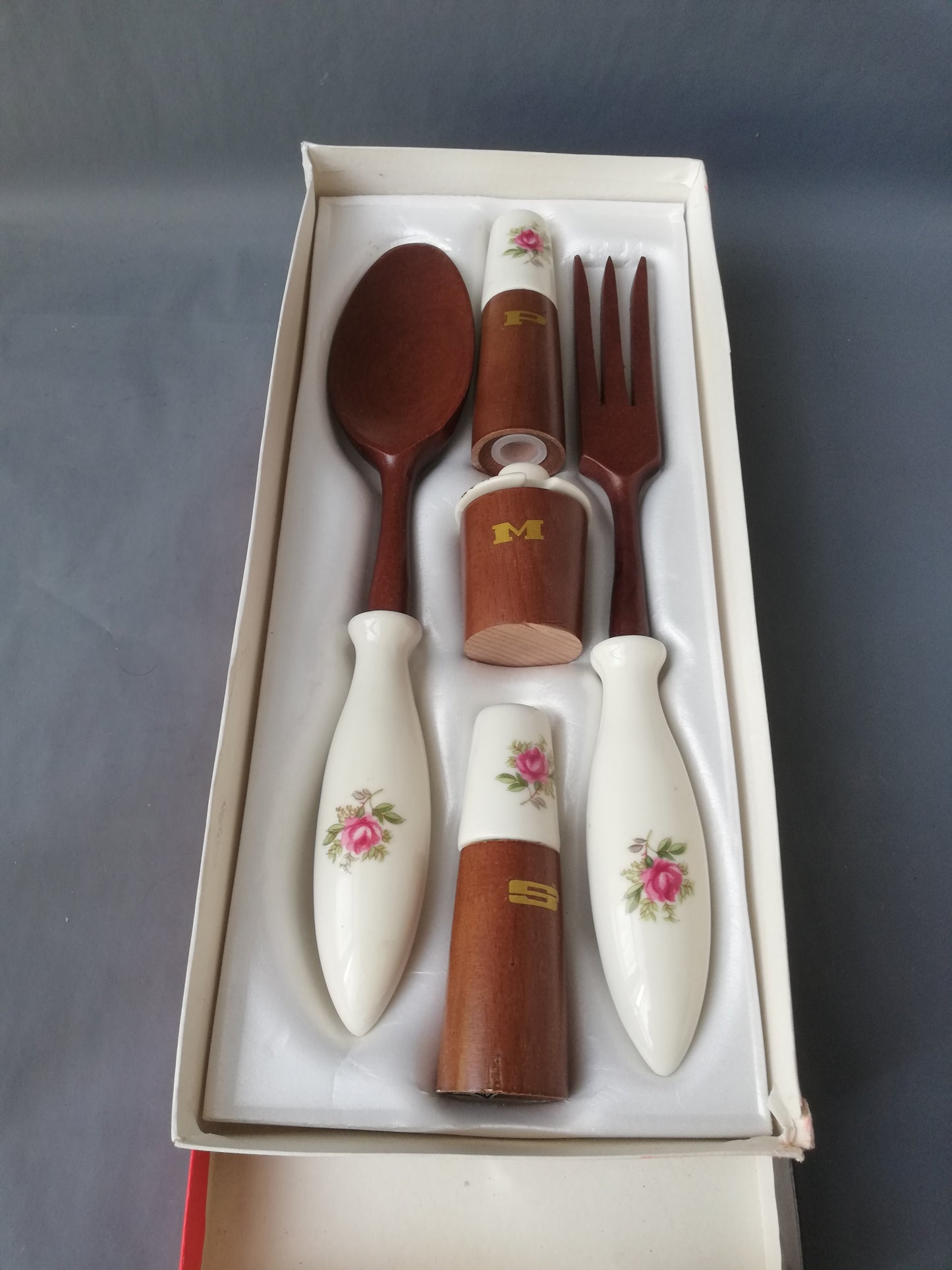 Vintage Salatbesteck Set in der originalverpackung, geöffnet.
