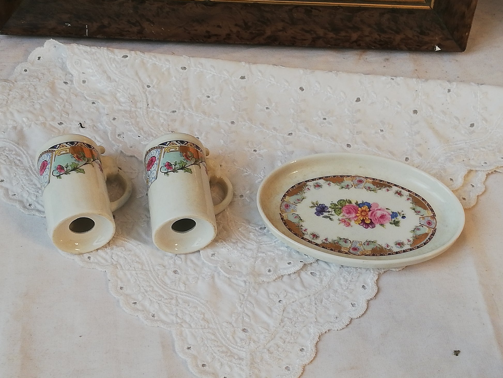 Schräge Ansicht des Limoges Sets, ideal als antike Tischdekoration