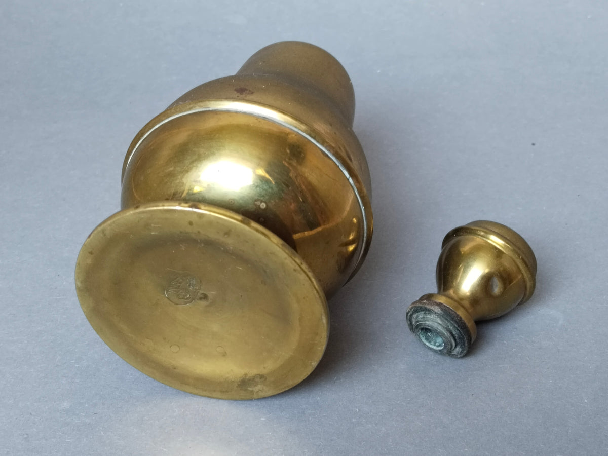 Vintage-Streuer aus Messing mit abgenommenem Streukopf, beide Teile nebeneinander
