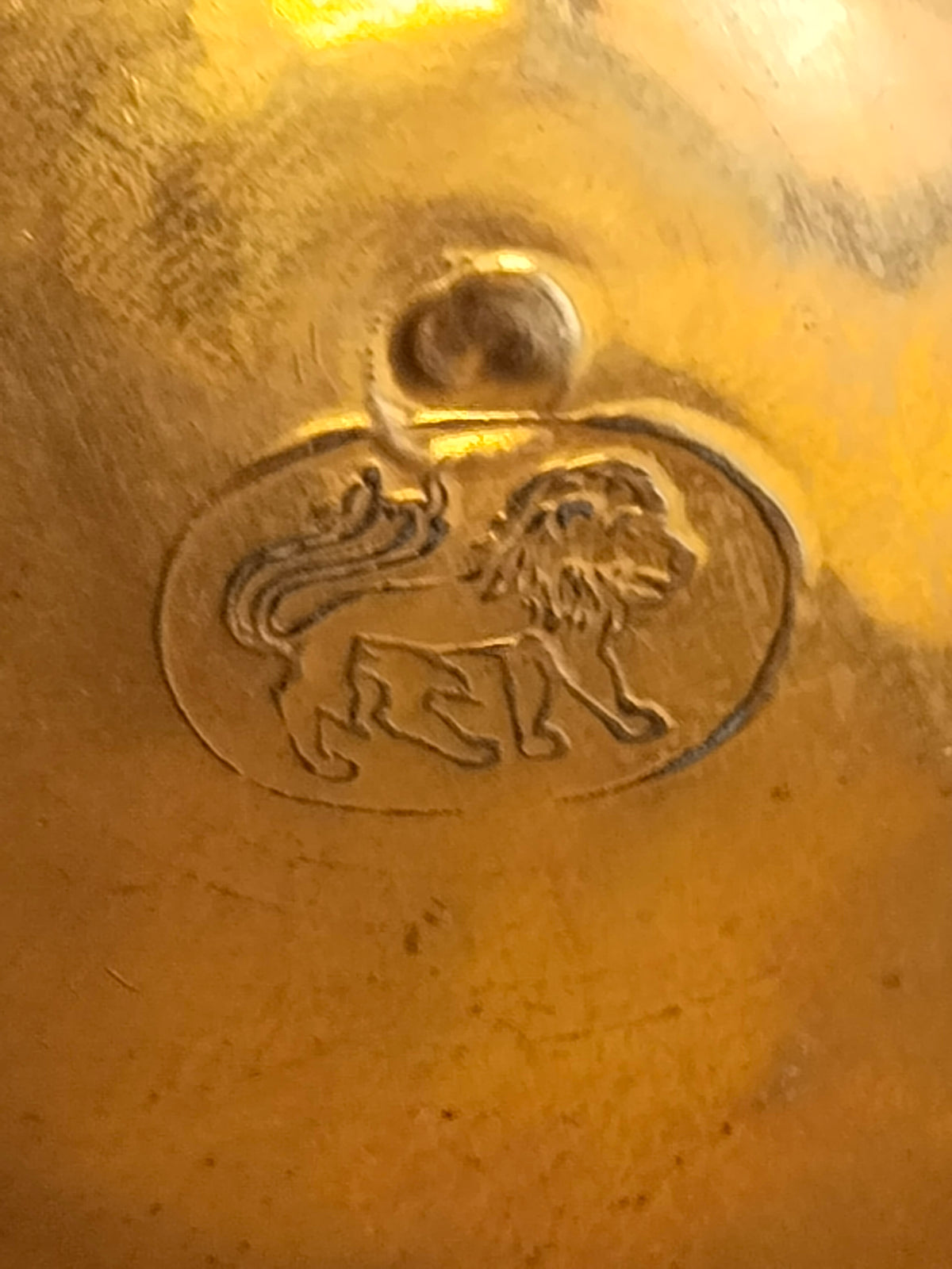 Löwenstempel am Boden des Messing-Salzstreuers, Detailaufnahme der Prägung