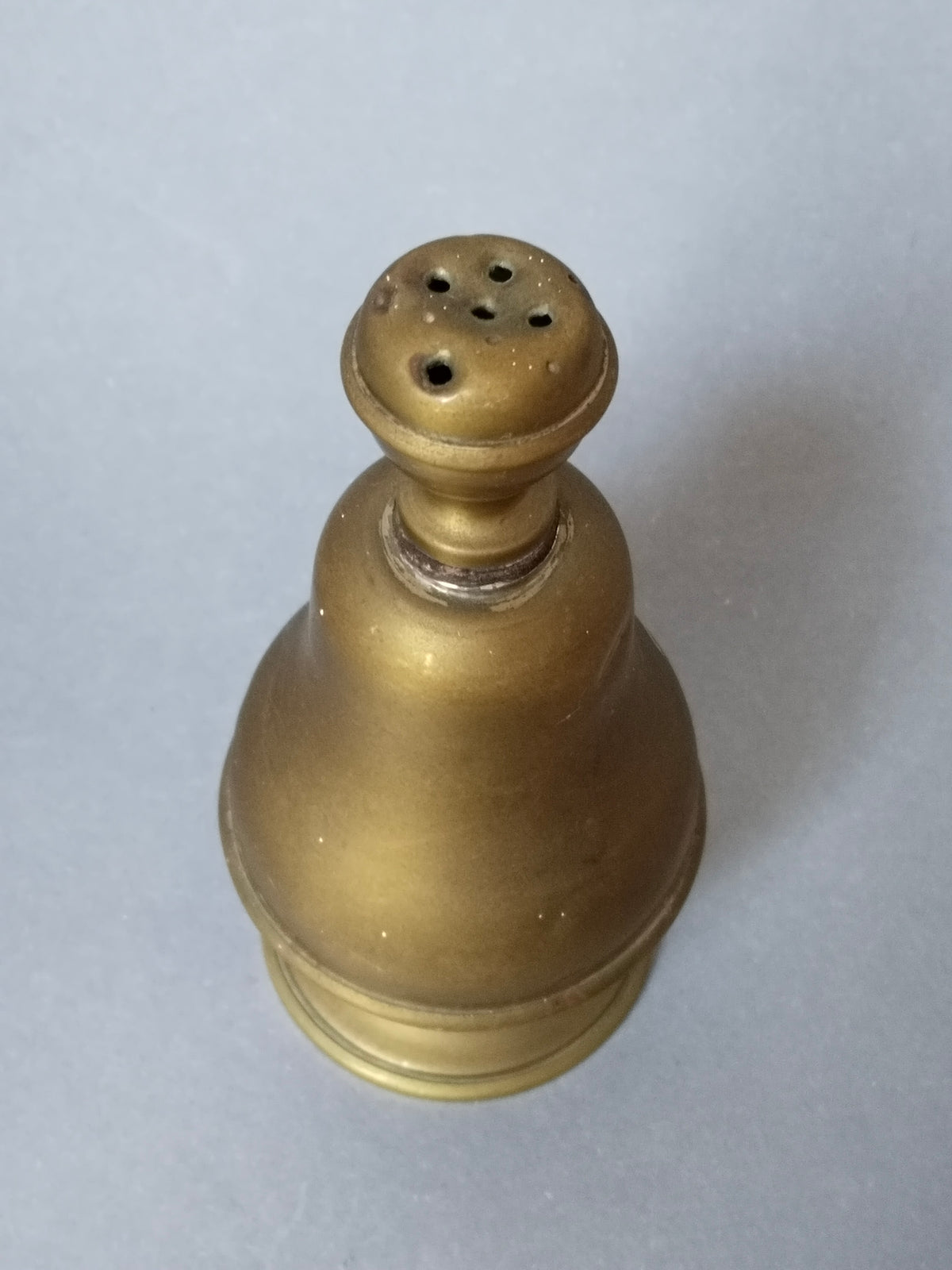 Messing-Streuer 15 cm hoch, Seitenansicht mit bauchigem Korpus und breitem Standfuß
