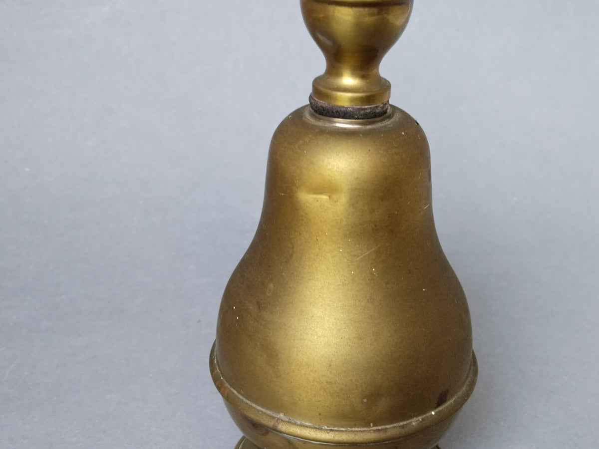 奥地利黄铜撒盐器 · 底部狮纹印记 · 手工穿孔 15 厘米