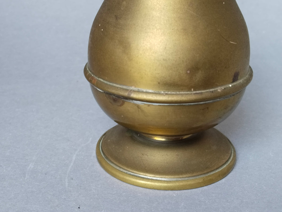 Messing-Streuer 15 cm hoch, Seitenansicht mit bauchigem Korpus und breitem Standfuß
