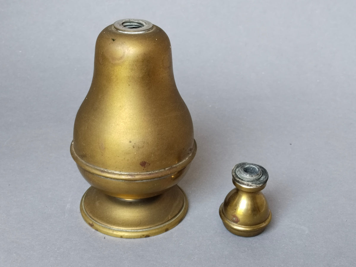 Vintage-Streuer aus Messing mit abgenommenem Streukopf, beide Teile nebeneinander

