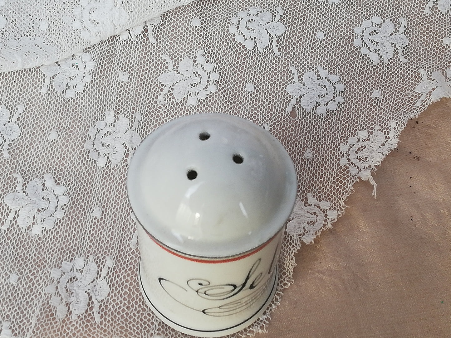 Kleiner Porzellansalzstreuer im französischen Design