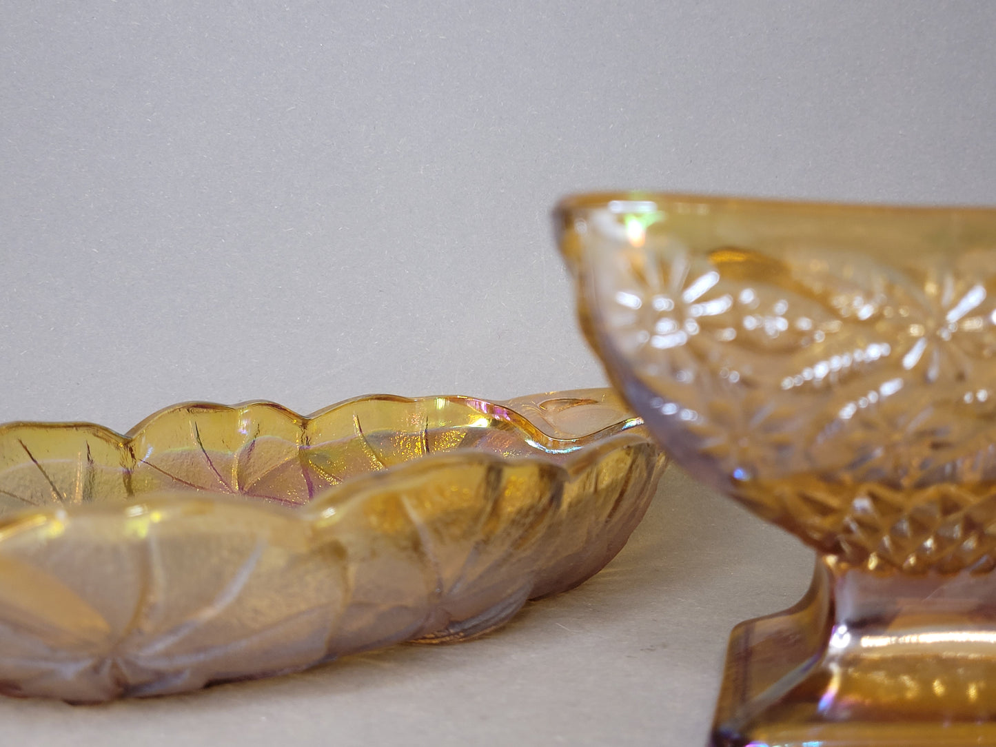 Art Deco Fußschale Bernstein – Irisierendes Karnevalsglas, ca. 1930-1950