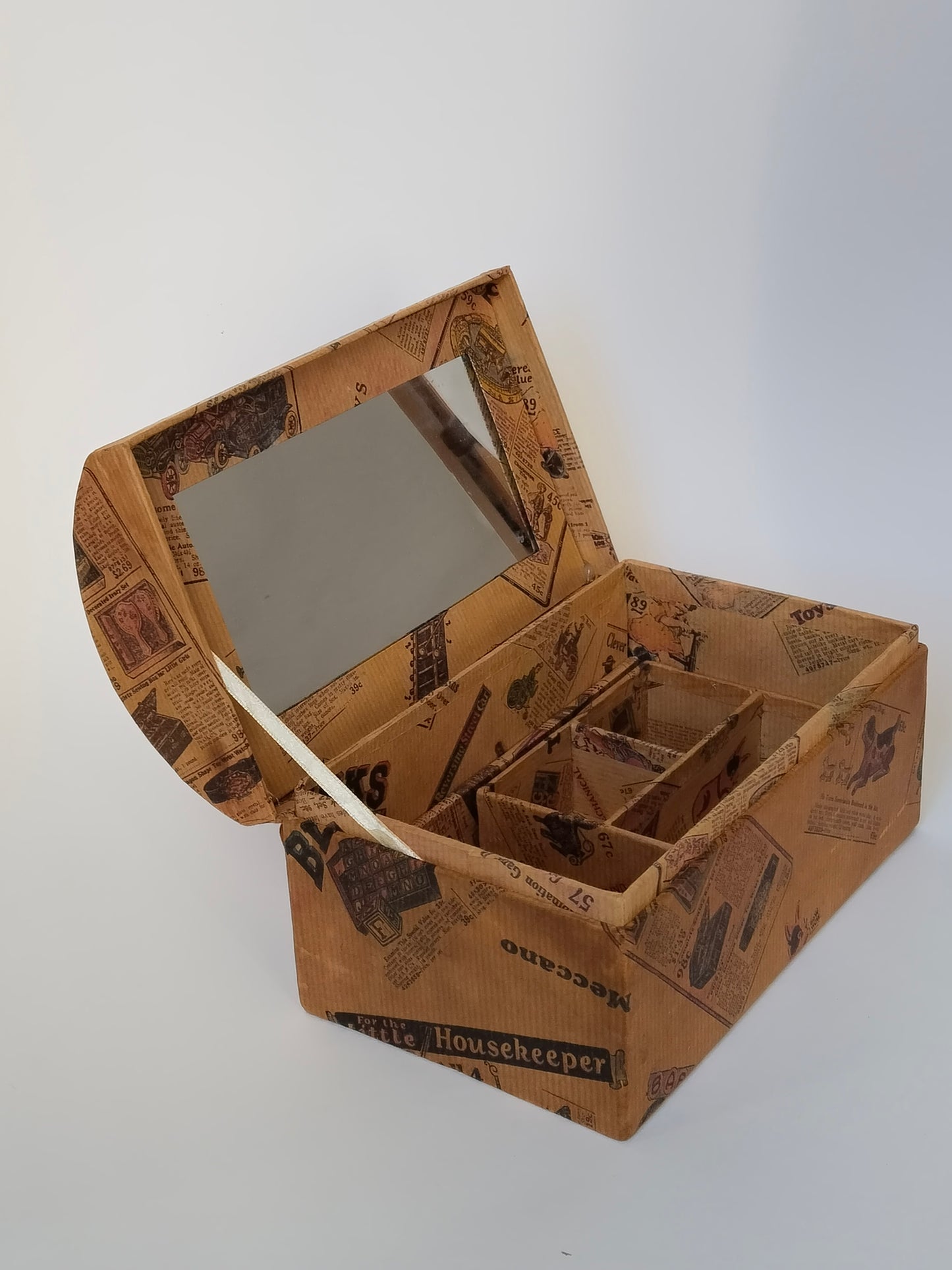 Geöffnetes Schminkkästchen mit Spiegel im Deckel, Satinband als Deckelhalter und eingesetztem Facheinsatz
