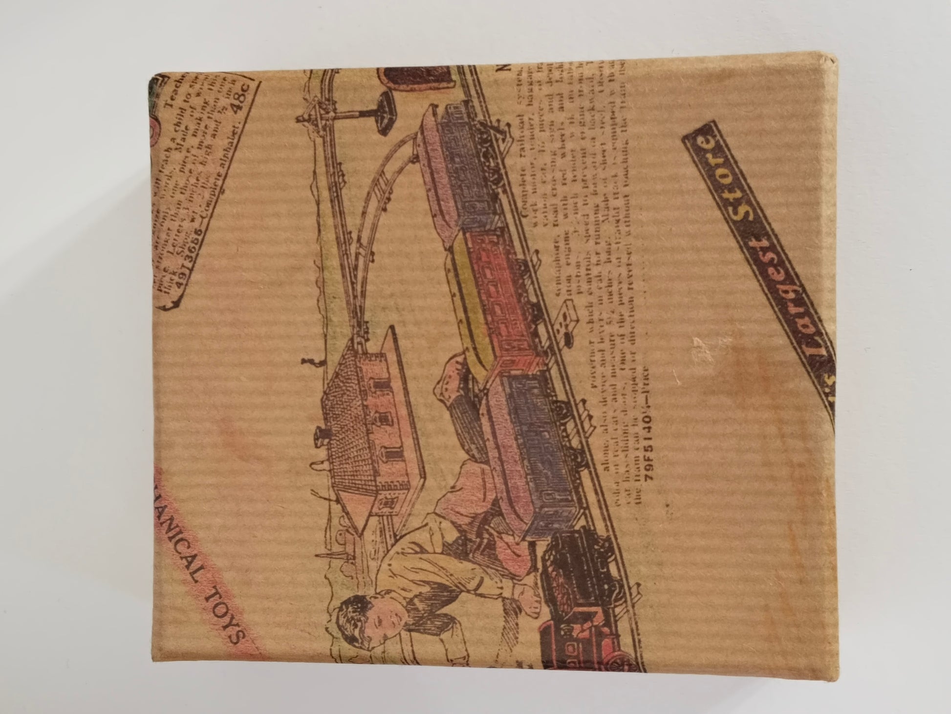 Unterseite des Schminkkästchens mit Eisenbahn-Motiv und Schriftzug Largest Store
