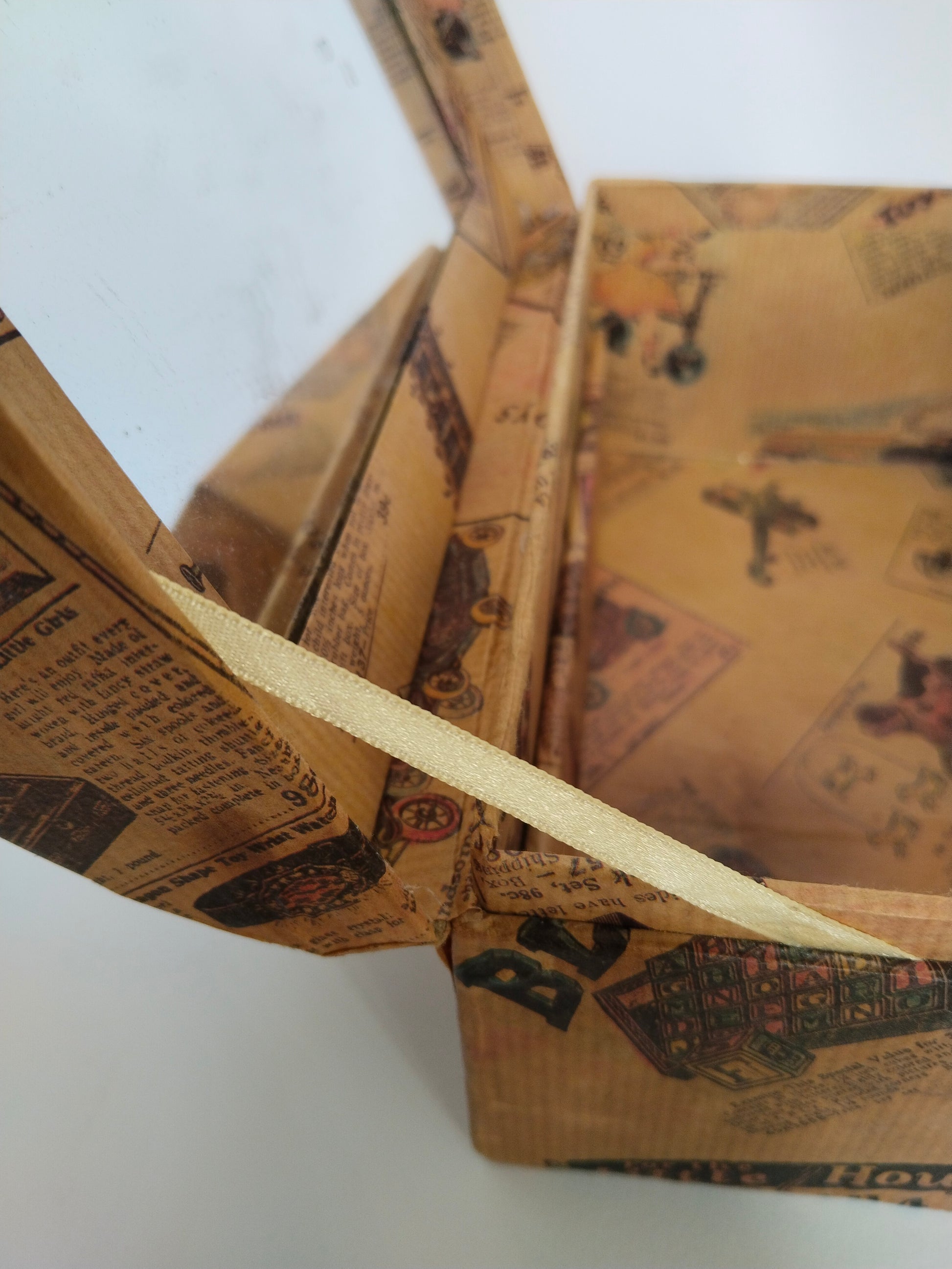 Detail des Papierbandes als Scharnier-Ersatz und des Satinbands als Deckelhalter
