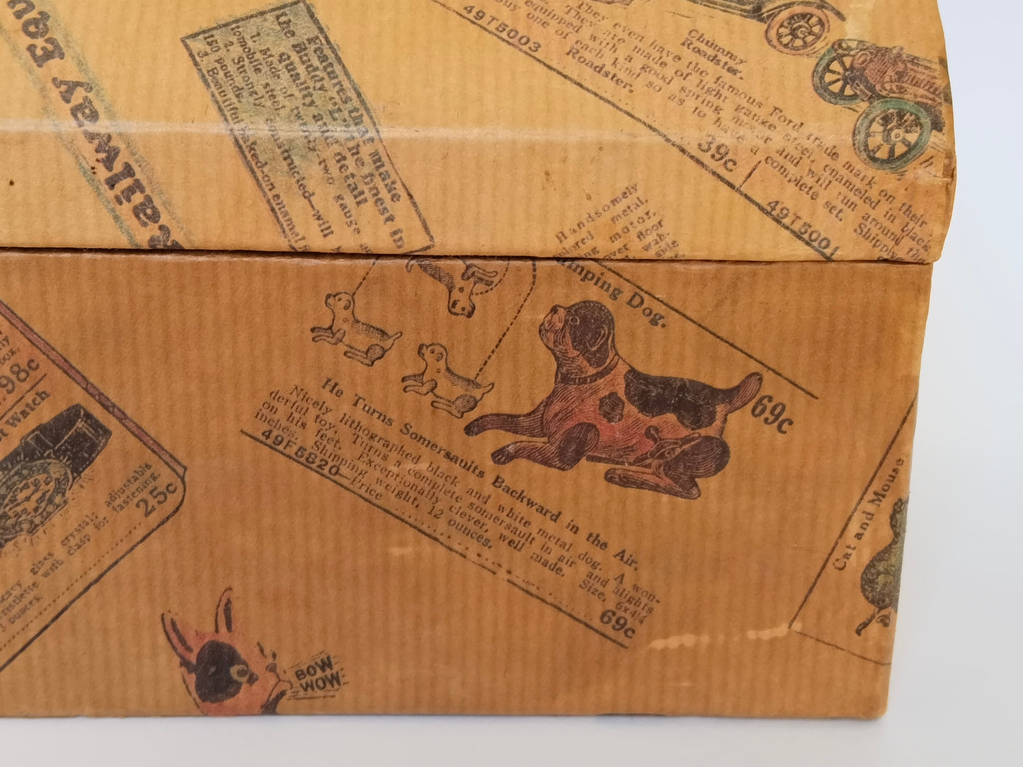 Detail der rechten Vorderkante mit Motiv Jumping Dog für 69 Cent und Ford-Roadster auf dem Papierbezug
