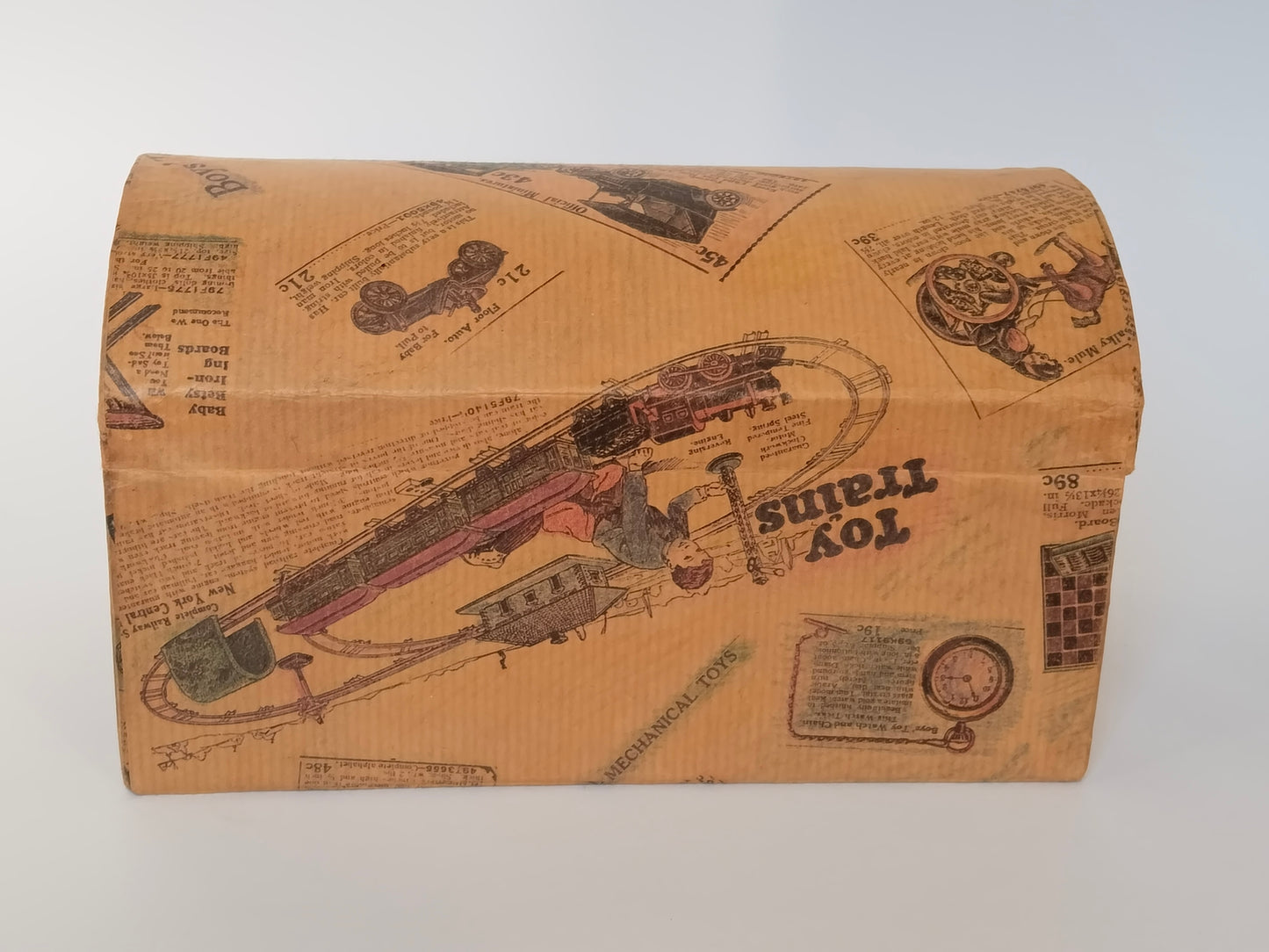 Rückseite des Schminkkästchens mit großem Toy-Trains-Motiv und spielendem Kind an der Eisenbahn
