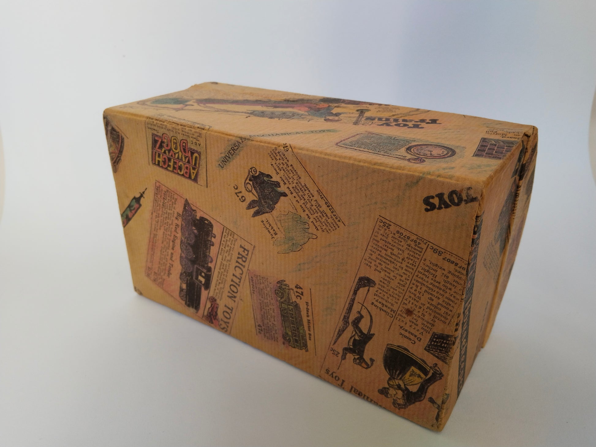 Schminkkästchen von schräg unten mit Motiven Friction Toys, Kletteraffe und Alphabet-Bauklötzen
